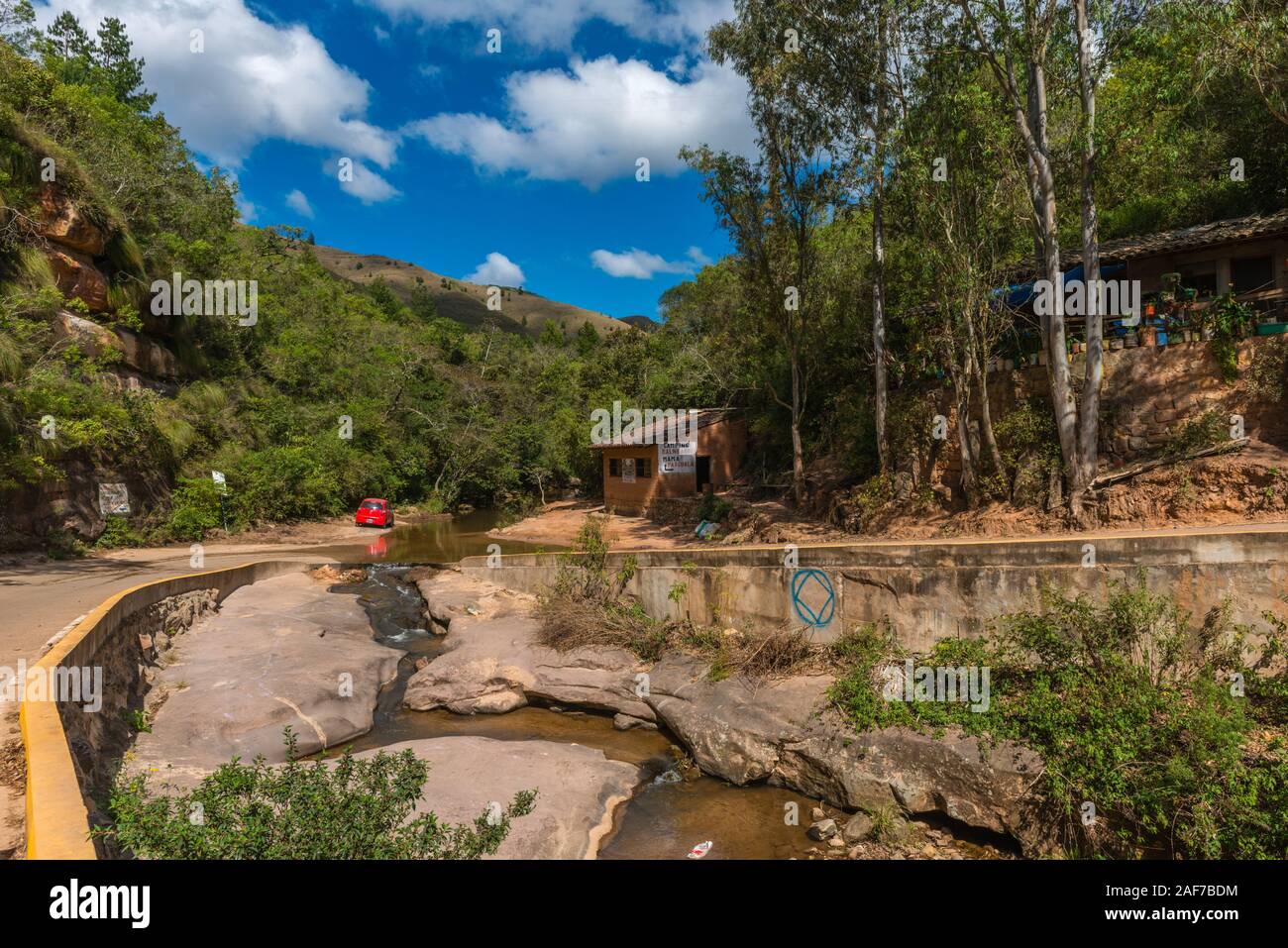 Die hügelige Landschaft rund um raod zu historischen El Fuerte, Samaipata, Departement Santa Cruz, Bolivien, Lateinamerika Stockfoto