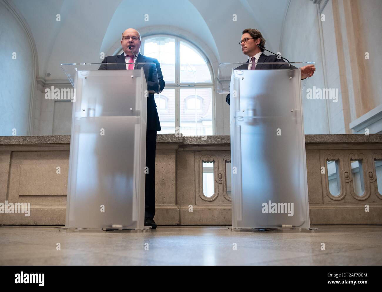 13 Dezember 2019, Berlin: Peter Altmaier (l, CDU), Bundesminister für Wirtschaft und Energie, und Andreas Scheuer (CSU), Bundesminister für Verkehr und die digitale Infrastruktur, Kommentar zum Ausbau des Vertriebsnetzes für Elektroautos im Bundesministerium für Wirtschaft anlässlich des Gipfeltreffens. Als Teil der "Konzertierten Mobilität Campaign", das Ministerium für Wirtschaft und Verkehr, mit der Unterstützung der nationalen Plattform für die Zukunft der Mobilität, hat der Masterplan Ladeinfrastruktur entwickelt. Dies sorgt für Maßnahmen für eine Ladeinfrastruktur für bis zu 10 Stockfoto