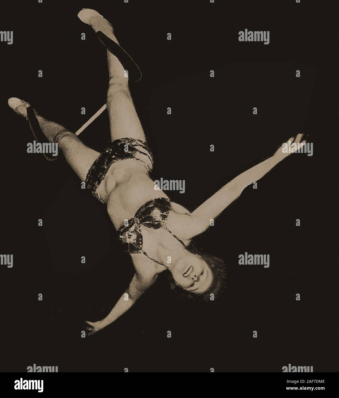 Ein Vintage Fotos bei Miller's Circus (UK) Anita das Trapez Künstler während einer Leistung genommen Stockfoto