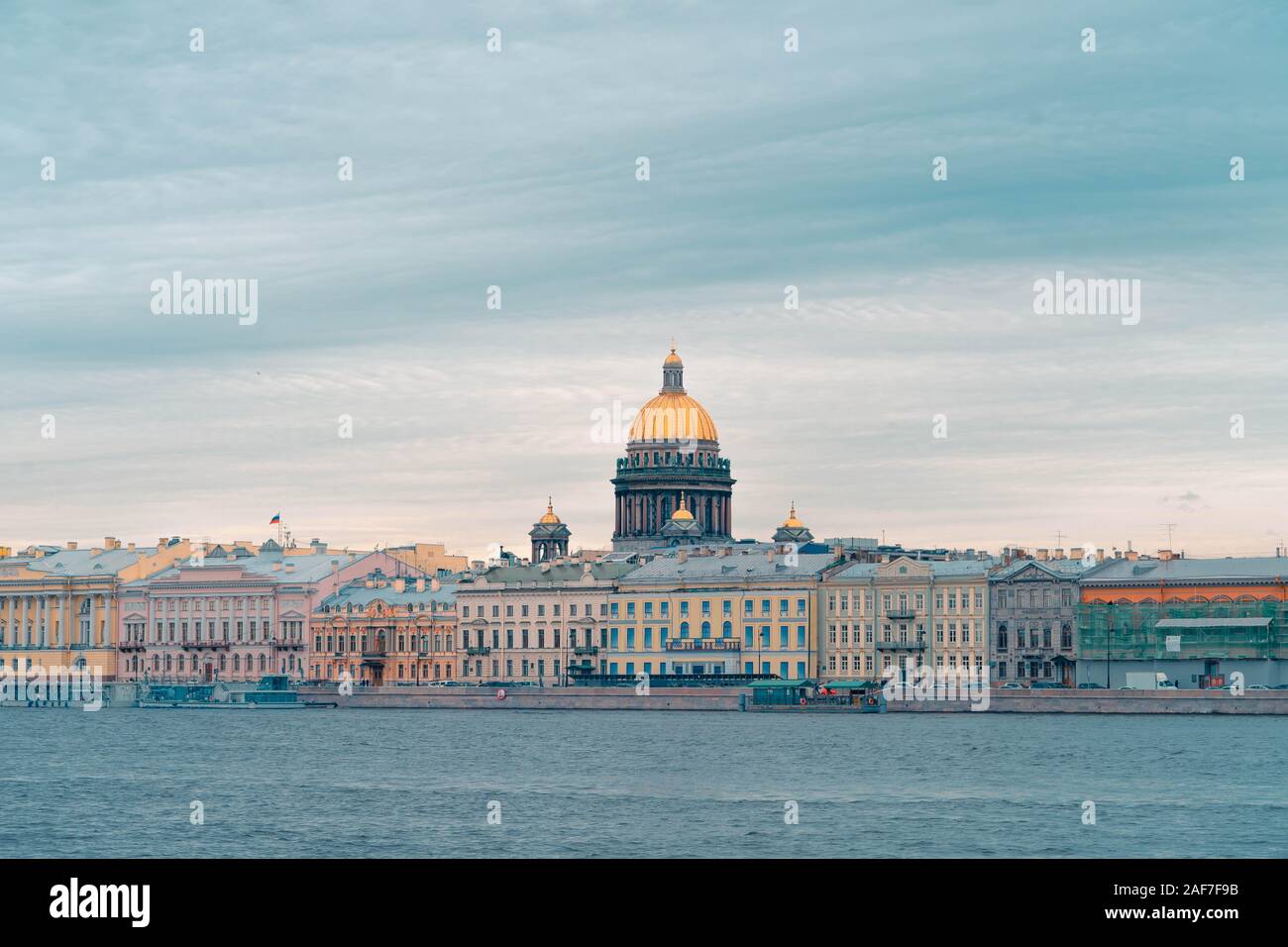 Panorama auf Saint Petersburg Haupt Anblick Isaaks-kathedrale. Sicht von der Newa. Touristische und Sightseeing Konzept. Der wunderschöne St. Petersbur Stockfoto