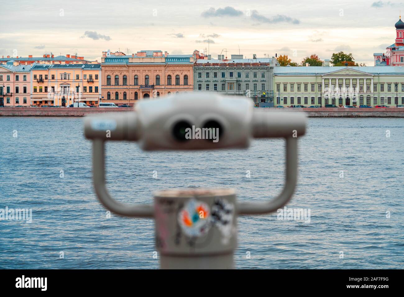 Touristische Fernglas mit Blick auf einen Fluss und Sankt Petersburg. Ferngläser werden zur Vordergrund- und verschwommen. Besichtigungen und Reisen. Stockfoto