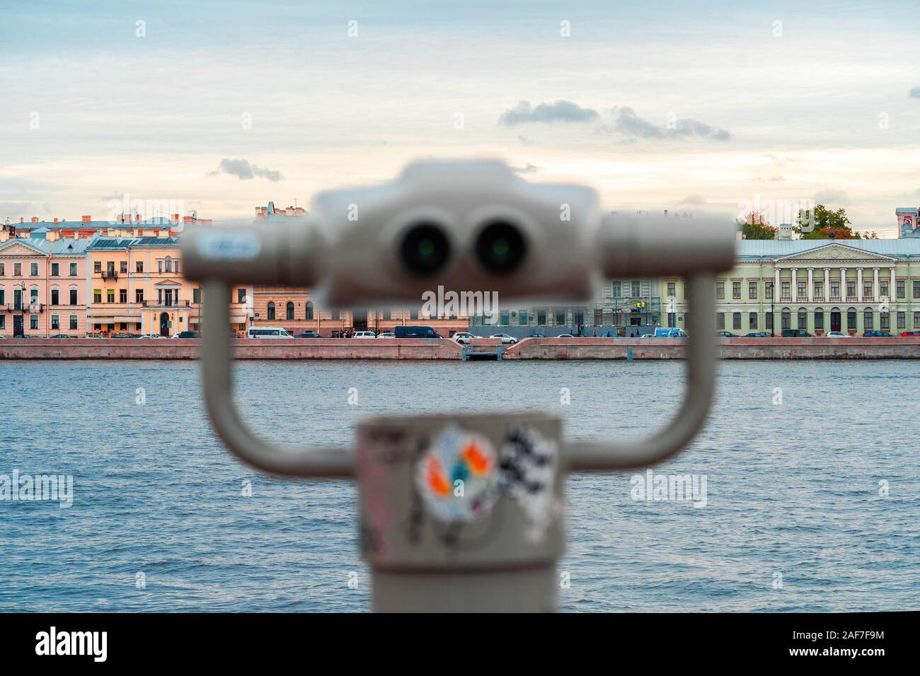 Touristische Fernglas mit Blick auf einen Fluss und Sankt Petersburg. Ferngläser werden zur Vordergrund- und Konzentrieren. Besichtigungen und Reisen. Travel Concept. Stockfoto
