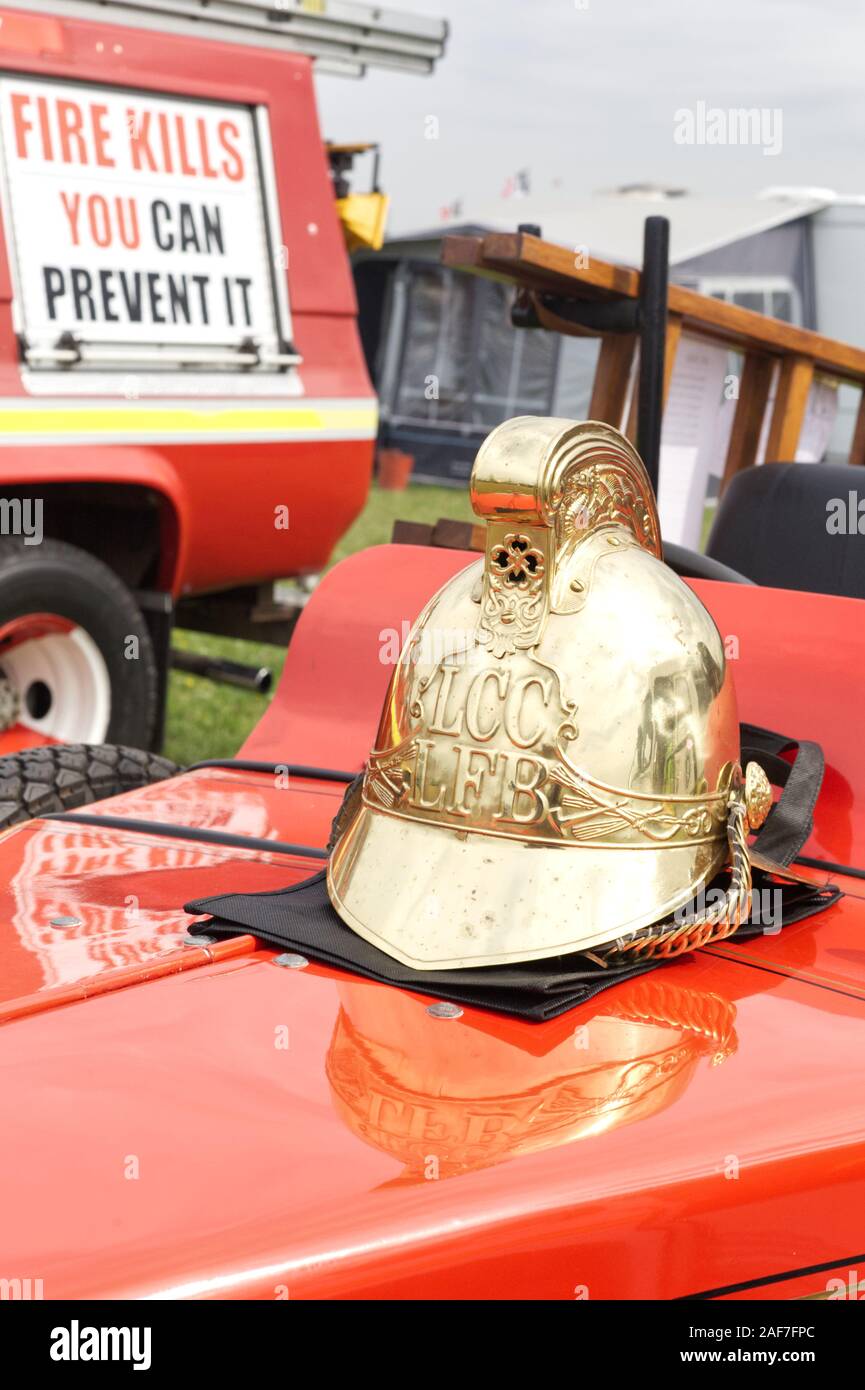 Vintage Londoner Feuerwehr Helm auf einem Löschfahrzeug Stockfoto