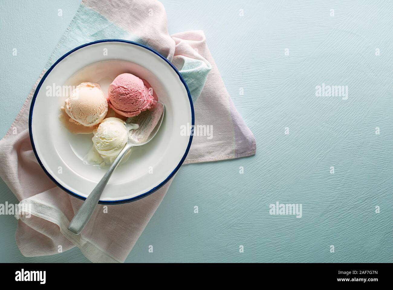 Eingestellt von Softeis schaufeln oder gefrorenen Joghurt verschiedener Fruchtaromen. Stockfoto