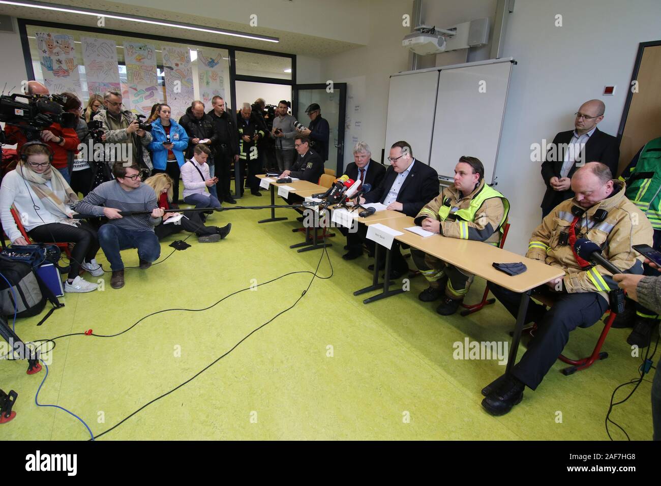 Blankenburg, Deutschland. 13 Dez, 2019. Auf einer Pressekonferenz Martin Skiebe, (L - r) Landrat des Landkreises Harz, Heiko Breithaupt, Bürgermeister von Blankenburg und lokalen Wehr Leiter Alexander Beck bekannt geben Informationen zu der Explosion in Blankenburg. Martin Skiebe, Landrat des Landkreises Harz Grafschaft, sitzt neben ihm. Nach dem schweren Explosion in Blankenburg im Harz, einen toten Mann am Freitag gefunden wurde. Das ist es, was ein Sprecher der Polizei sagte. Dabei sehr viele Leute wurden verletzt. Credit: Matthias Bein/dpa-Zentralbild/dpa/Alamy leben Nachrichten Stockfoto