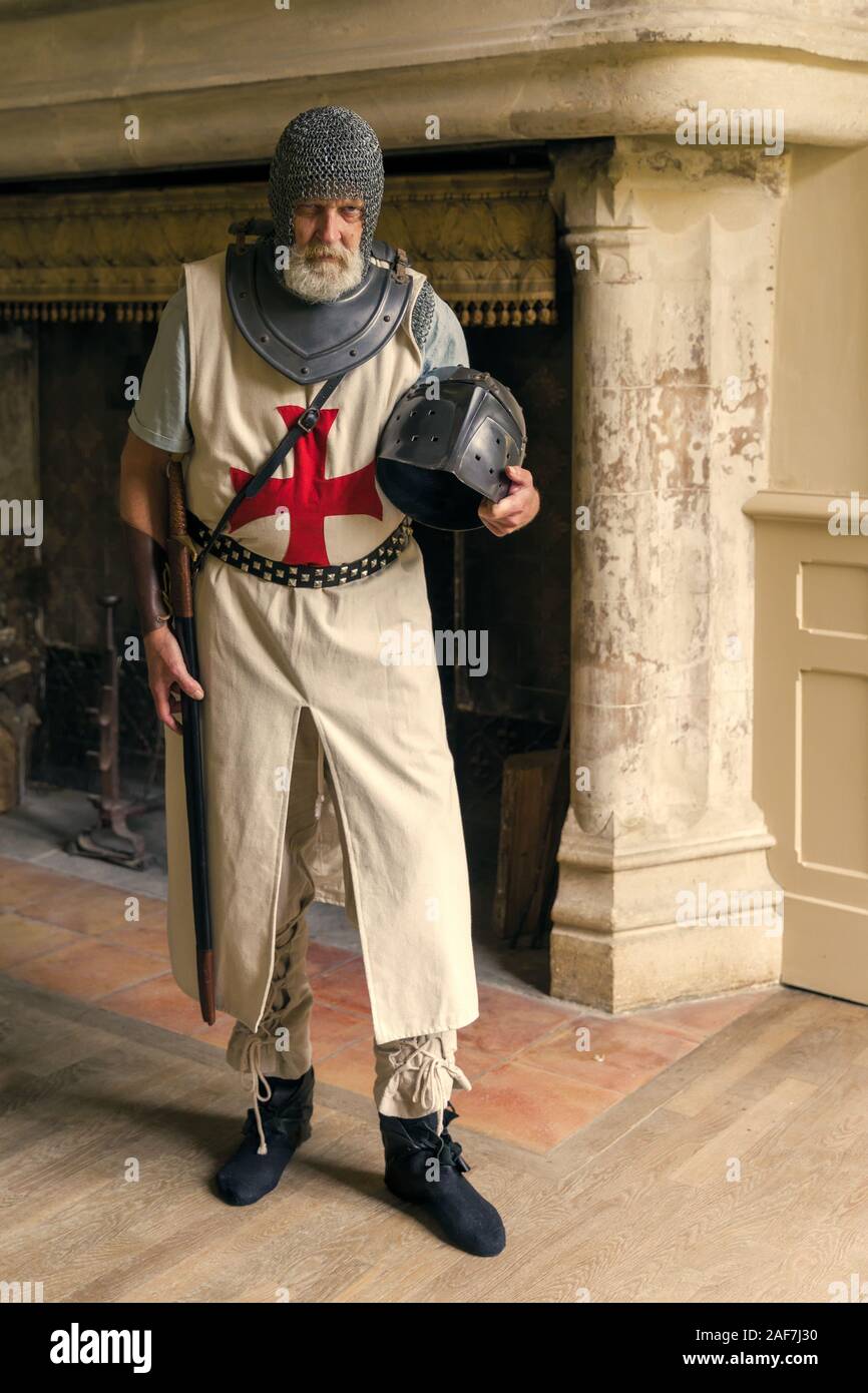 Authentische Ritter in der mittelalterlichen Kreuzfahrer Outfit mit Helm, Kettenhemd und Schwert Stockfoto