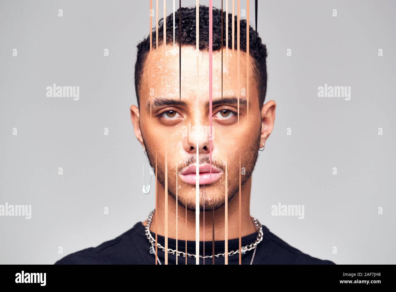 Psychische Gesundheit Konzept mit Portrait des jungen Mannes mit Gesicht verdeckt durch vertikale Linien Stockfoto