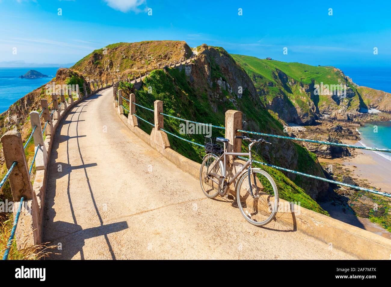 Fahrrad gegen Geländer auf Sark Isthmus geparkt. Sark ist ein Teil der Channel Islands im Südwesten der Englischen Kanal, vor der Küste der Normandie, Stockfoto