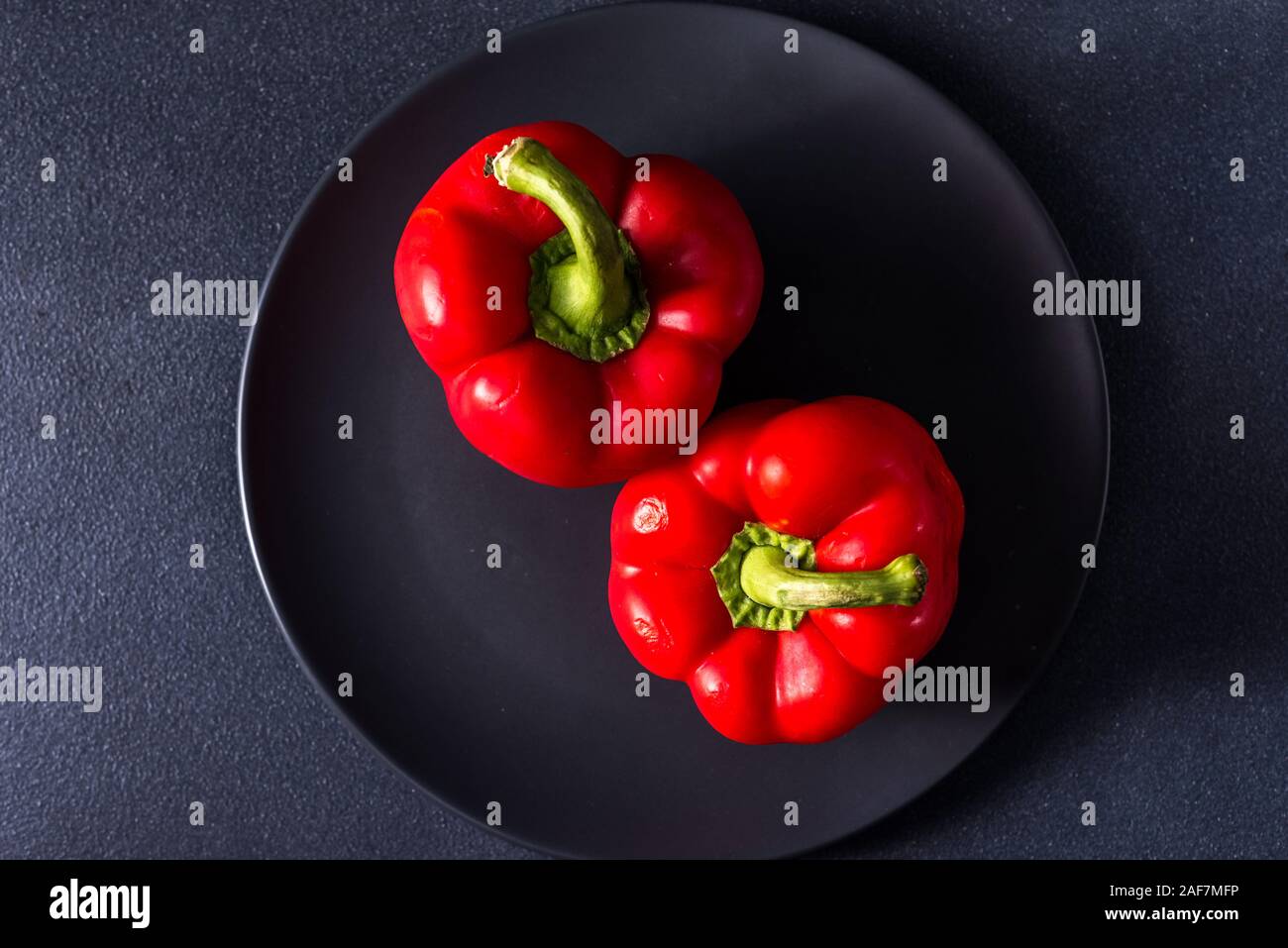 Gesunden roten Süßen auf einem dunklen Hintergrund mit Platz für Text Stockfoto