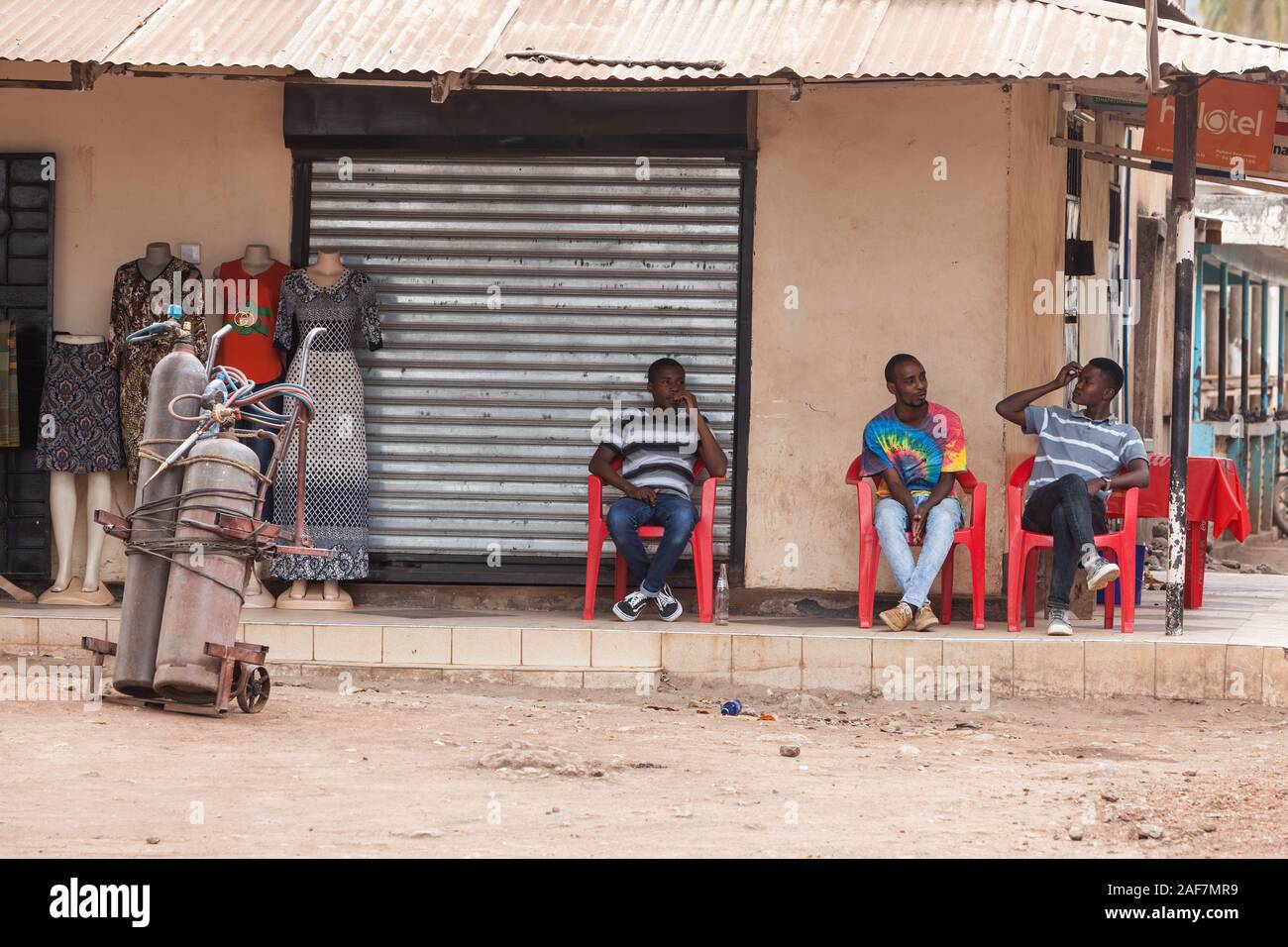 Tansania, Mto Wa Mbu Street Scene, drei Junge Männer entspannen. Stockfoto