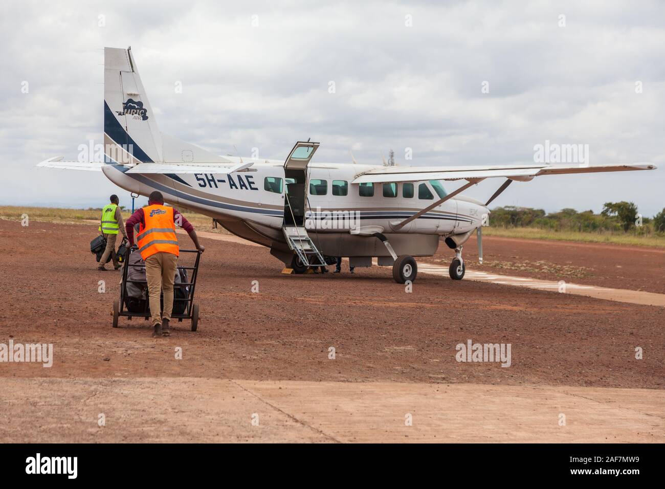 Tansania. Lake Manyara Airport. Laden Gepäck auf Auric Air Cessna Aircraft. Stockfoto