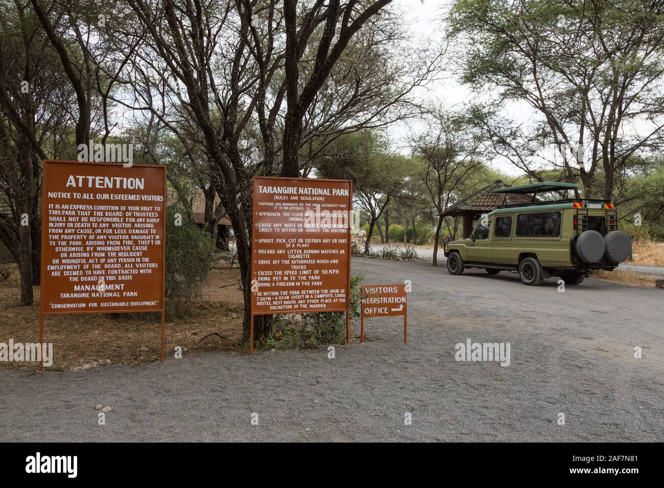 Tansania. Regeln und Vorschriften am Eingang der Tarangire Nationalpark. Stockfoto