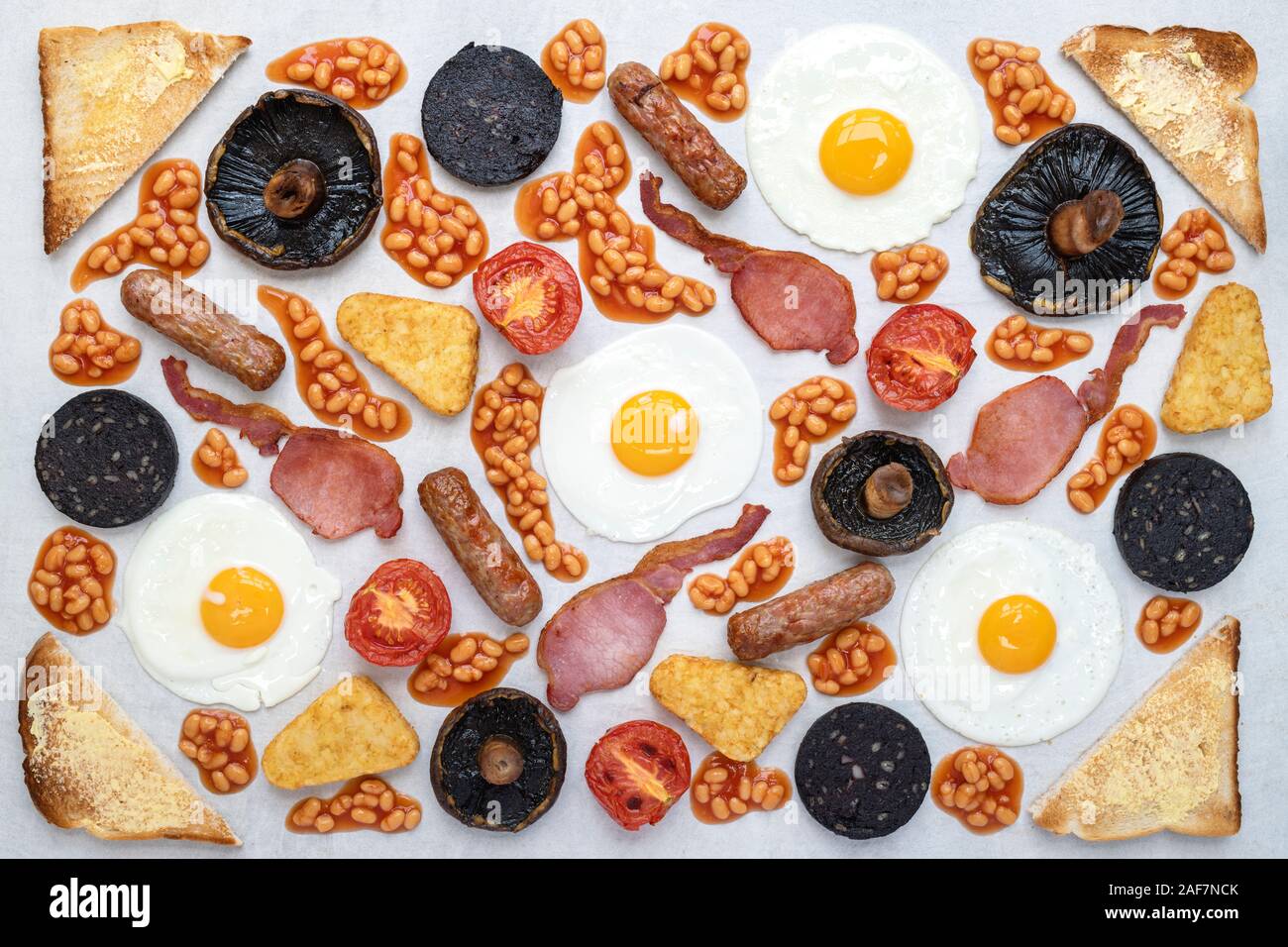 Braten bis Muster. Volles Englisches Frühstück Muster von oben Stockfoto