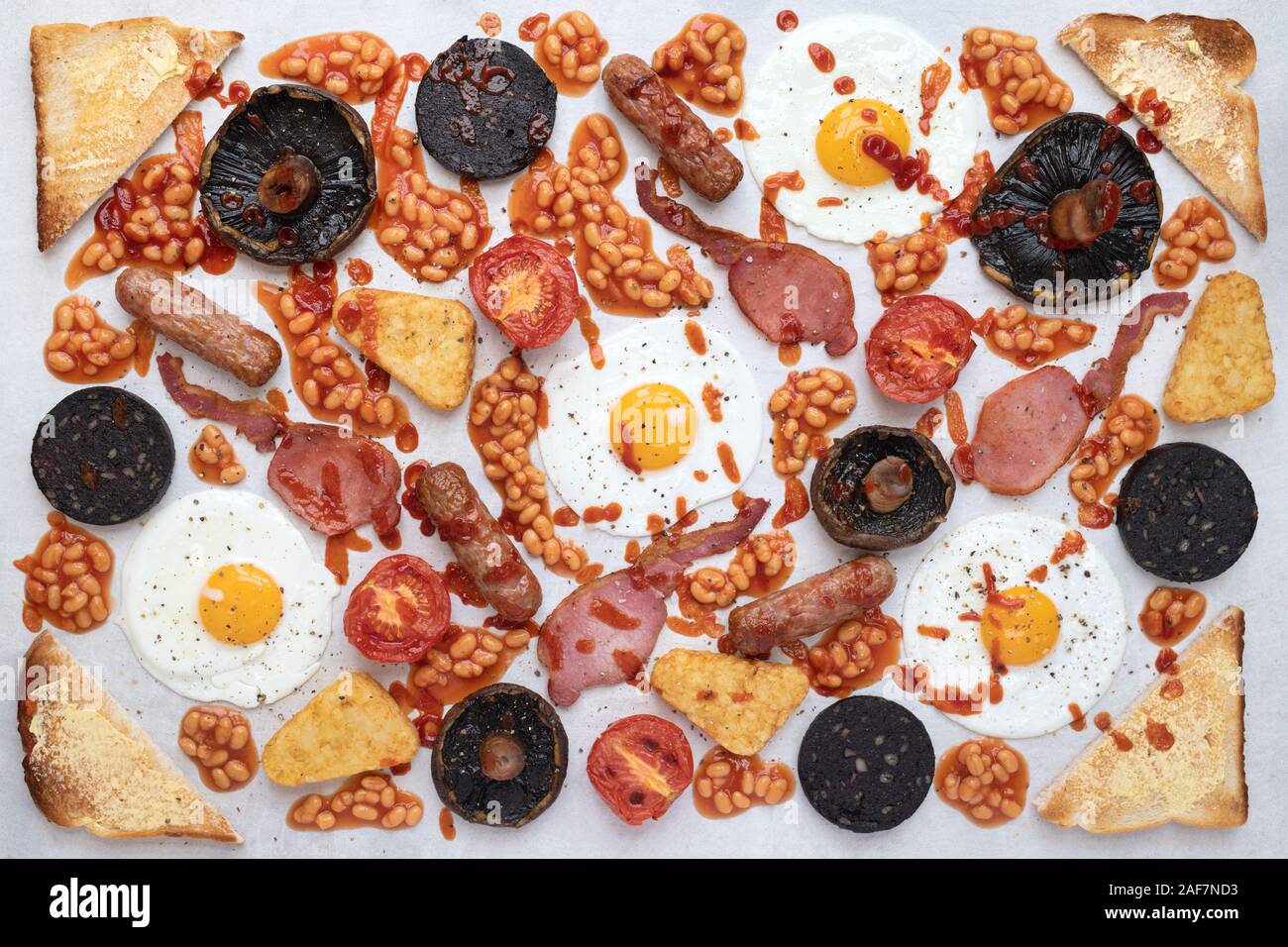 Braten bis Muster. Volles Englisches Frühstück Muster von oben Stockfoto