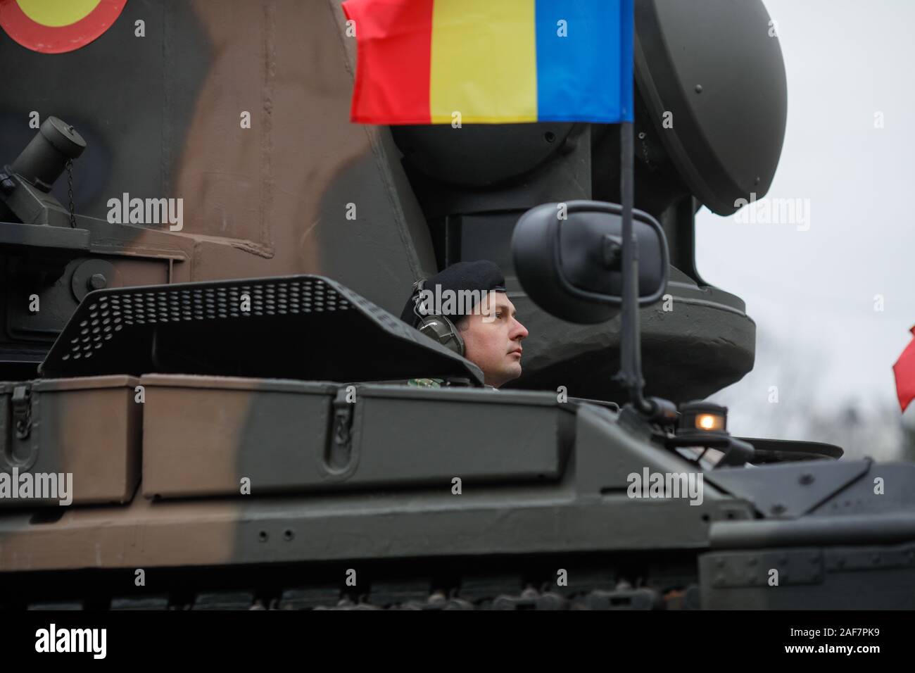 Bukarest, Rumänien - Dezember 1, 2019: Die rumänische Armee tank Treiber ein gepanzertes Fahrzeug an rumänischen nationalen Tag militärische Parade Stockfoto