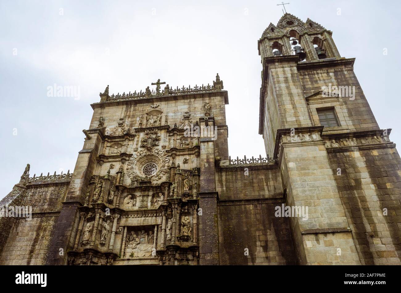Pontevedra, Galicien, Spanien: Fassade und Glockenturm aus dem 16. Jahrhundert, Basilika Santa María la Mayor mischen Gotik und Renaissance Stil. Stockfoto