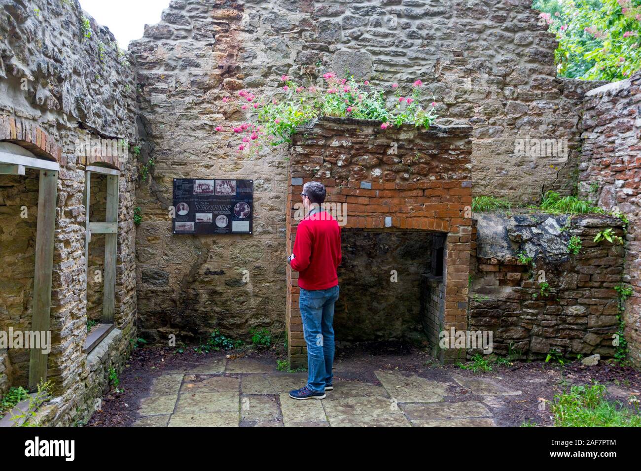 Eines der zerstörten Häuser, jetzt dachlosen und langsam von der Natur in das verlassene Dorf Tyneham, Dorset, England, VEREINIGTEN KÖNIGREICH zurückgefordert Stockfoto