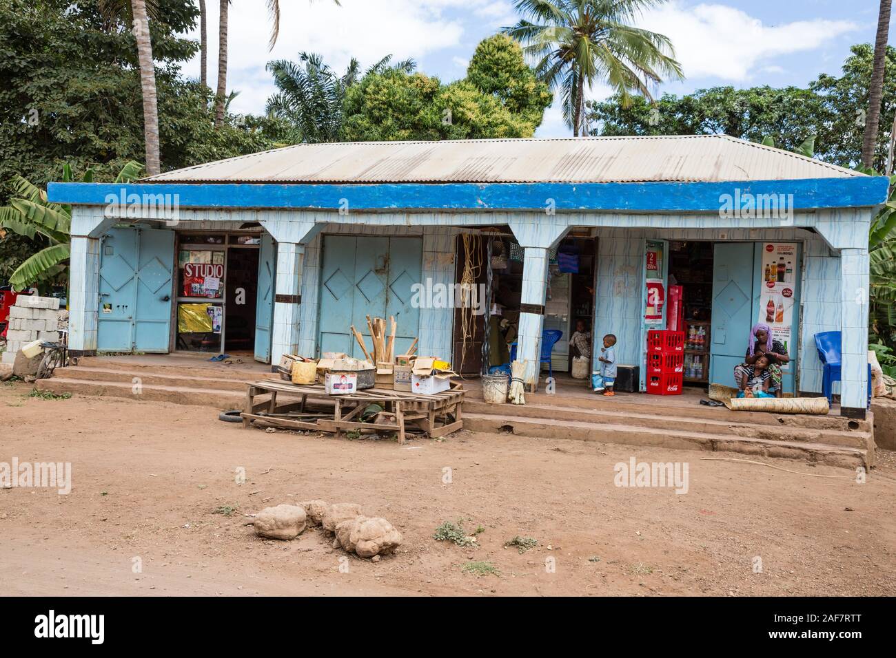 Tansania. Mto Wa Mbu. Typische Serie von Geschäften in einer Seitenstraße. Photo Studio, Lieferungen, sonstige Verbrauchsmaterialien. Stockfoto