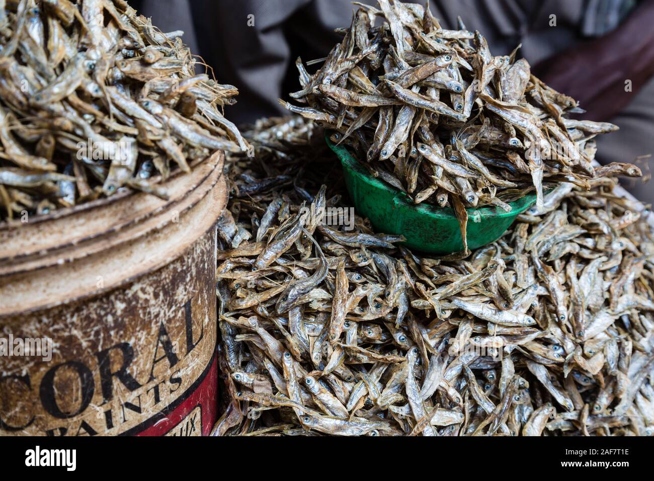 Tansania. Mto Wa Mbu. Sardinen zum Verkauf auf dem Markt. Stockfoto