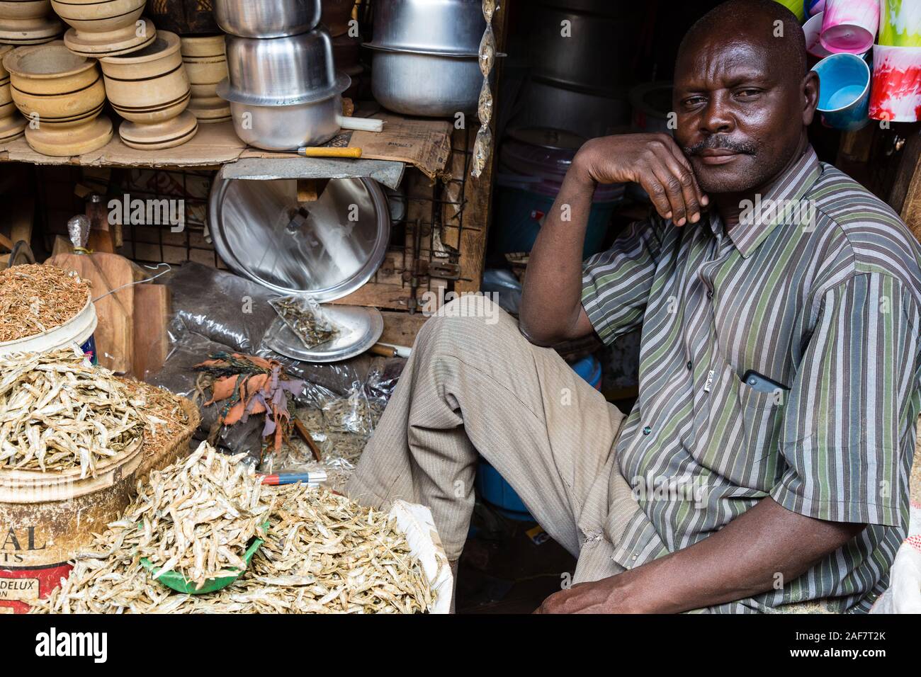 Tansania. Mto Wa Mbu. Sardine Anbieter auf dem Markt. Stockfoto