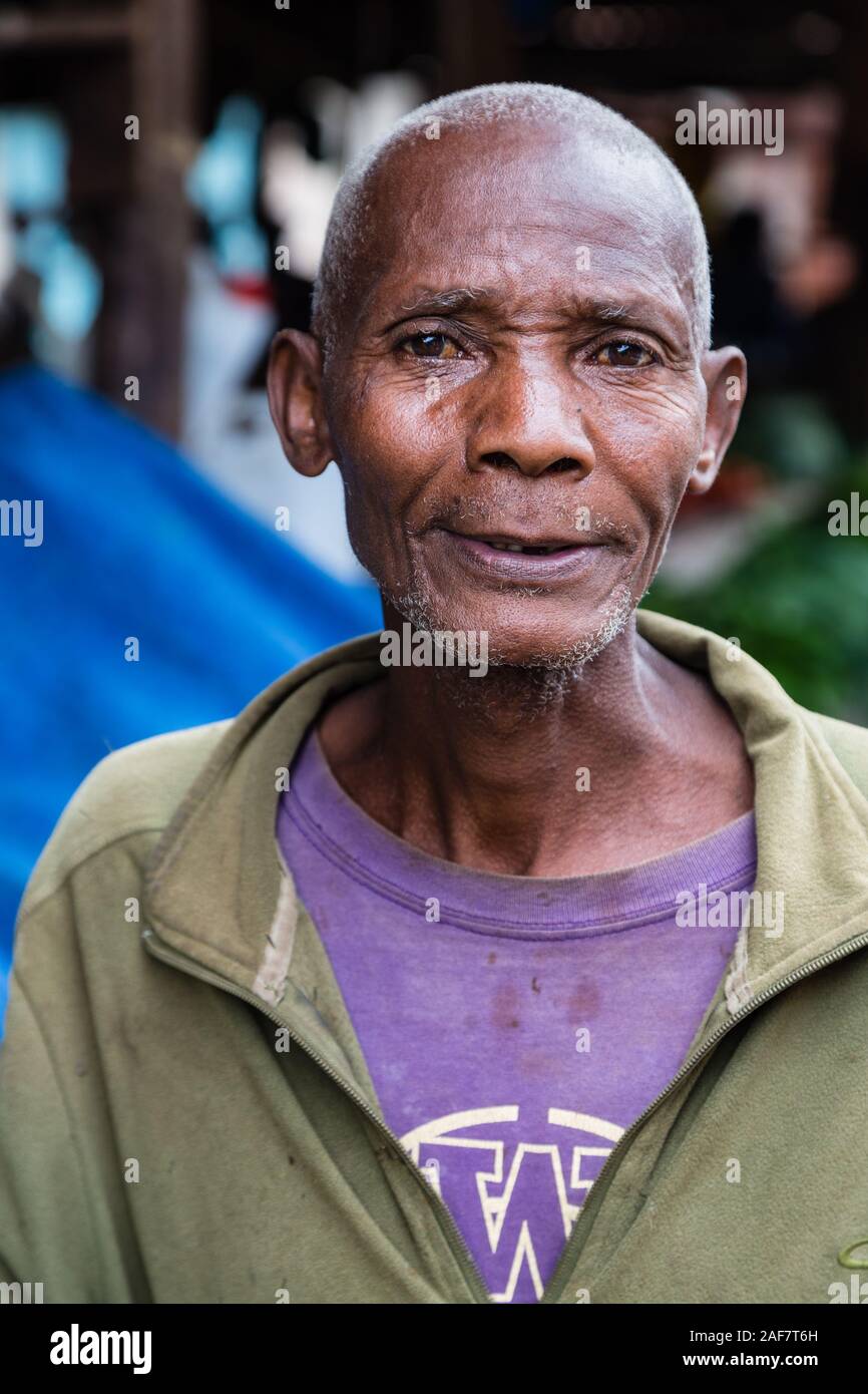 Tansania. Mto Wa Mbu. Tansanischen Mann auf dem Markt. Stockfoto