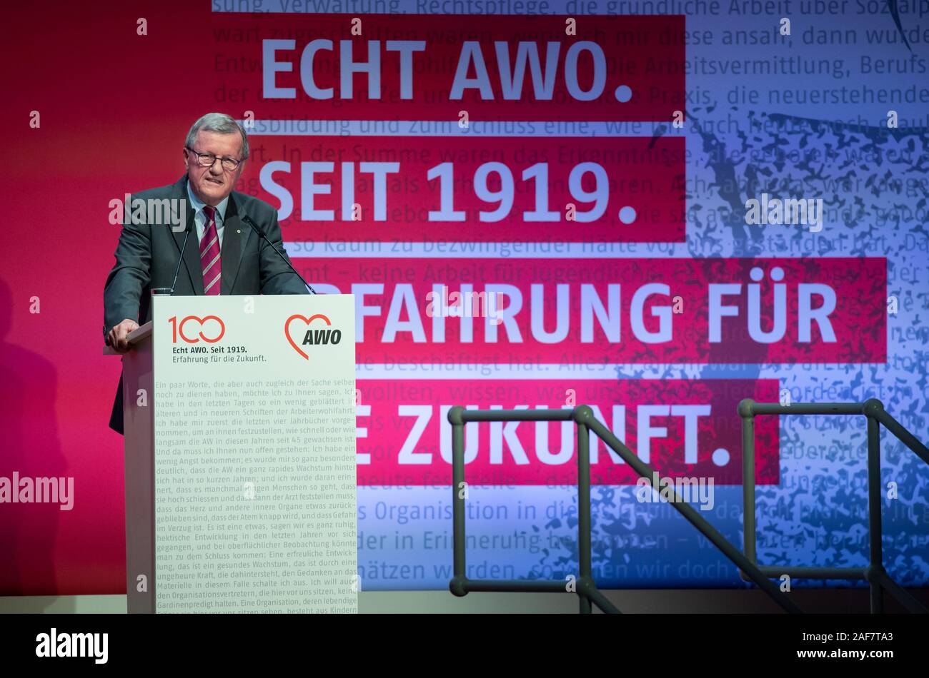 13 Dezember 2019, Berlin: Wilhelm Schmidt, AWO Präsident, spricht an der 100. Jahrestag der Arbeiterwohlfahrt (AWO). Marie Juchacz gegründet der Arbeiterwohlfahrt am 13. Dezember 1919. Nach eigenen Angaben wurde die AWO beschäftigt heute über 230.000 Voll- und fast 75.000 Freiwilligen in über 18.000 Einrichtungen. Foto: Bernd von Jutrczenka/dpa Stockfoto