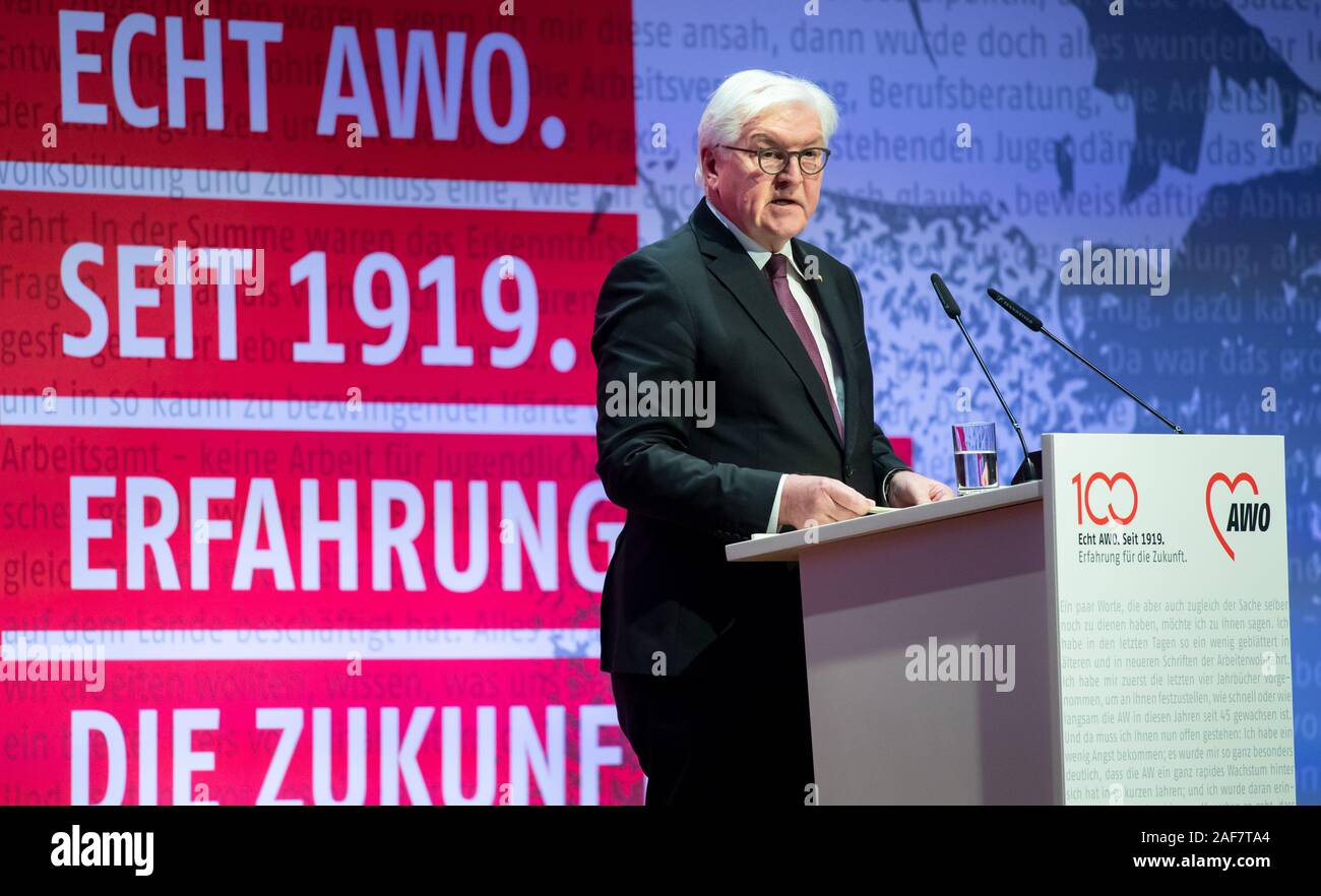 13 Dezember 2019, Berlin: Bundespräsident Dr. Frank-Walter Steinmeier spricht auf dem 100. Jahrestag der Arbeiterwohlfahrt (AWO). Marie Juchacz gegründet der Arbeiterwohlfahrt am 13. Dezember 1919. Nach eigenen Angaben wurde die AWO beschäftigt heute über 230.000 Voll- und fast 75.000 Freiwilligen in über 18.000 Einrichtungen. Foto: Bernd von Jutrczenka/dpa Stockfoto