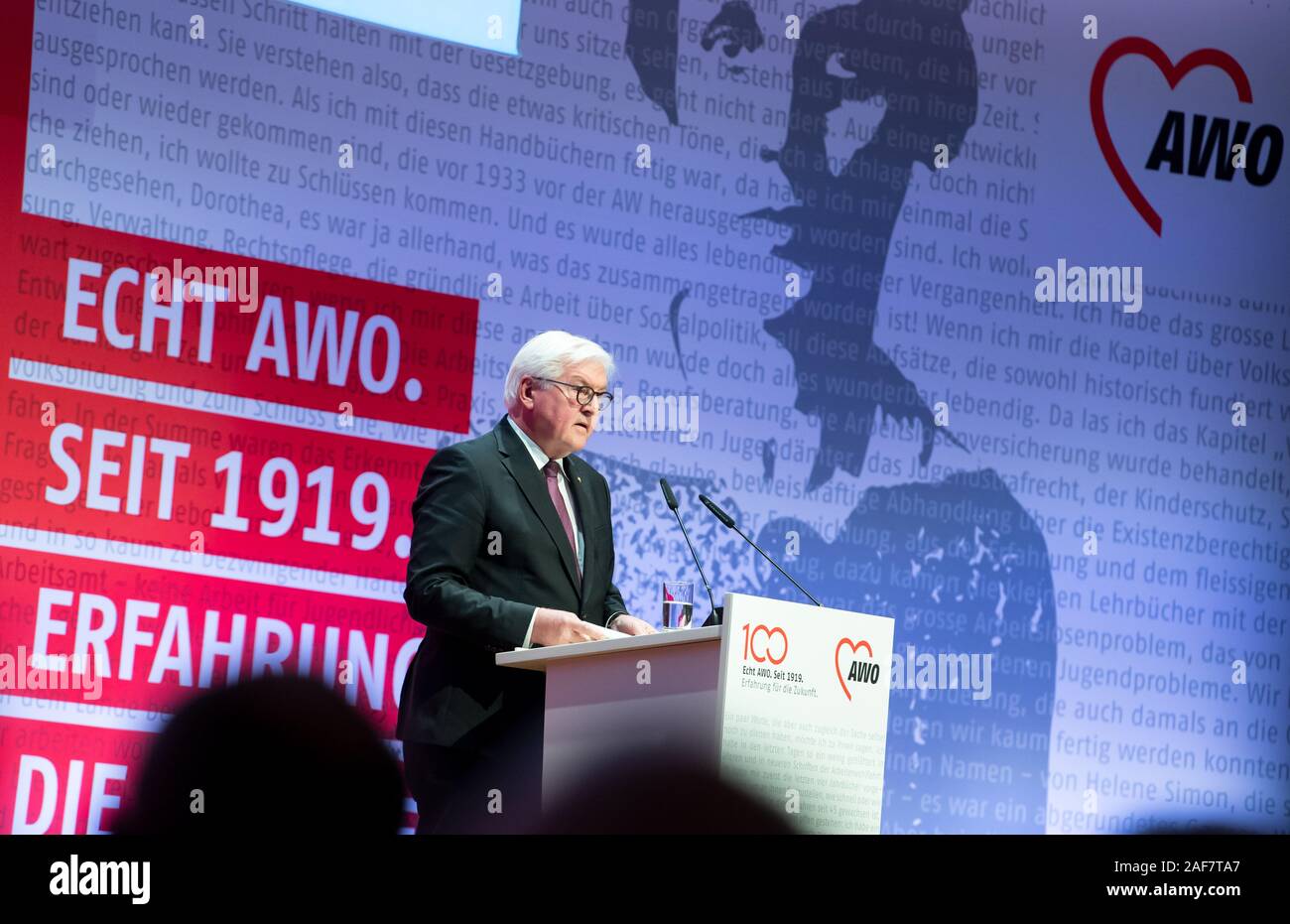 13 Dezember 2019, Berlin: Bundespräsident Dr. Frank-Walter Steinmeier spricht auf dem 100. Jahrestag der Arbeiterwohlfahrt (AWO). Marie Juchacz gegründet der Arbeiterwohlfahrt am 13. Dezember 1919. Nach eigenen Angaben wurde die AWO beschäftigt heute über 230.000 Voll- und fast 75.000 Freiwilligen in über 18.000 Einrichtungen. Foto: Bernd von Jutrczenka/dpa Stockfoto