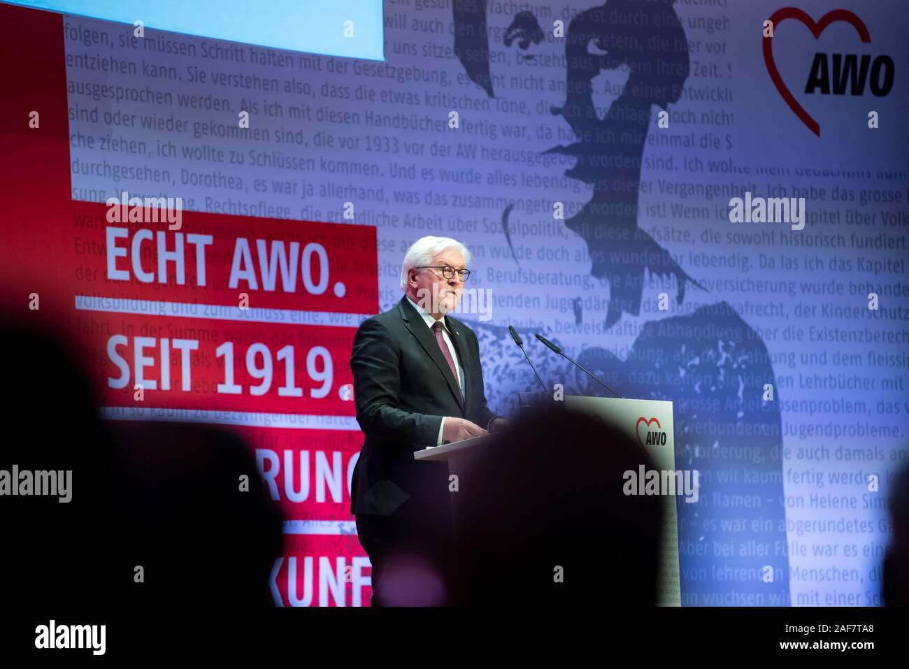 13 Dezember 2019, Berlin: Bundespräsident Dr. Frank-Walter Steinmeier spricht auf dem 100. Jahrestag der Arbeiterwohlfahrt (AWO). Marie Juchacz gegründet der Arbeiterwohlfahrt am 13. Dezember 1919. Nach eigenen Angaben wurde die AWO beschäftigt heute über 230.000 Voll- und fast 75.000 Freiwilligen in über 18.000 Einrichtungen. Foto: Bernd von Jutrczenka/dpa Stockfoto