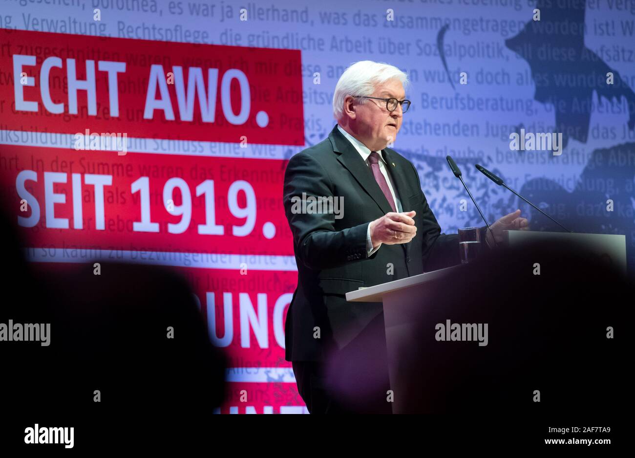 13 Dezember 2019, Berlin: Bundespräsident Dr. Frank-Walter Steinmeier spricht auf dem 100. Jahrestag der Arbeiterwohlfahrt (AWO). Marie Juchacz gegründet der Arbeiterwohlfahrt am 13. Dezember 1919. Nach eigenen Angaben wurde die AWO beschäftigt heute über 230.000 Voll- und fast 75.000 Freiwilligen in über 18.000 Einrichtungen. Foto: Bernd von Jutrczenka/dpa Stockfoto