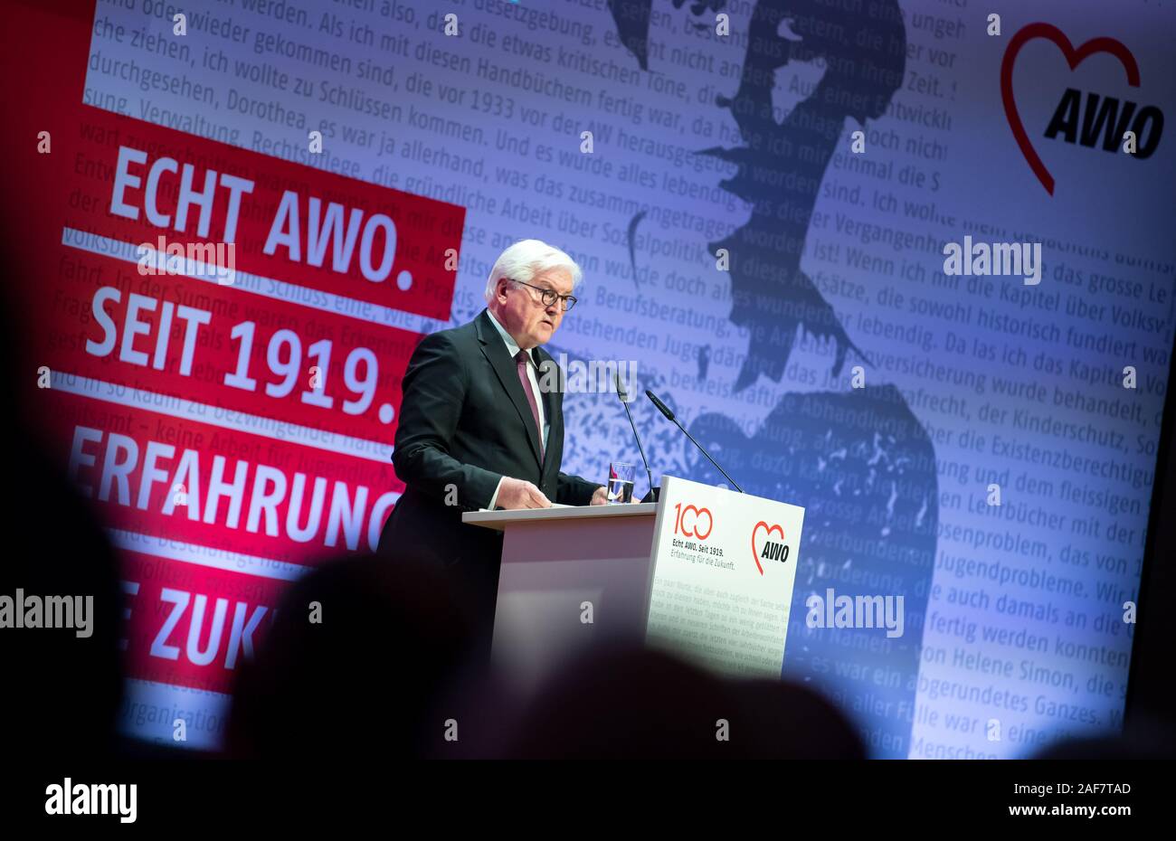 13 Dezember 2019, Berlin: Bundespräsident Dr. Frank-Walter Steinmeier spricht auf dem 100. Jahrestag der Arbeiterwohlfahrt (AWO). Marie Juchacz gegründet der Arbeiterwohlfahrt am 13. Dezember 1919. Nach eigenen Angaben wurde die AWO beschäftigt heute über 230.000 Voll- und fast 75.000 Freiwilligen in über 18.000 Einrichtungen. Foto: Bernd von Jutrczenka/dpa Stockfoto