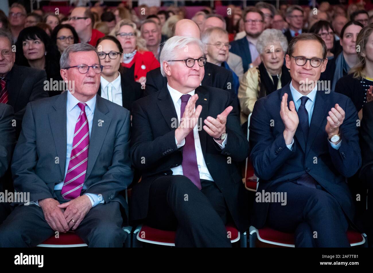13 Dezember 2019, Berlin: Wilhelm Schmidt (L-R), AWO Präsident, Bundespräsident Dr. Frank-Walter Steinmeier und Michael Müller (SPD), Regierender Bürgermeister von Berlin, sitzen in der ersten Reihe an der 100. Jahrestag der Arbeiterwohlfahrt (AWO). Marie Juchacz gegründet der Arbeiterwohlfahrt am 13. Dezember 1919. Nach eigenen Angaben wurde die AWO beschäftigt heute über 230.000 Voll- und fast 75.000 Freiwilligen in über 18.000 Einrichtungen. Foto: Bernd von Jutrczenka/dpa Stockfoto
