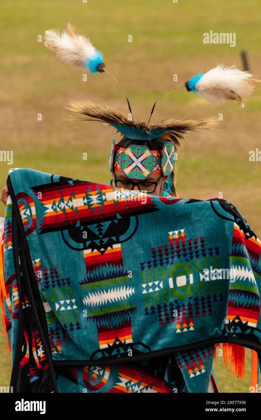 Eine bunte Decke wird im Poarch Creek Indian Thanksgiving Pow Wow gefaltet Stockfoto