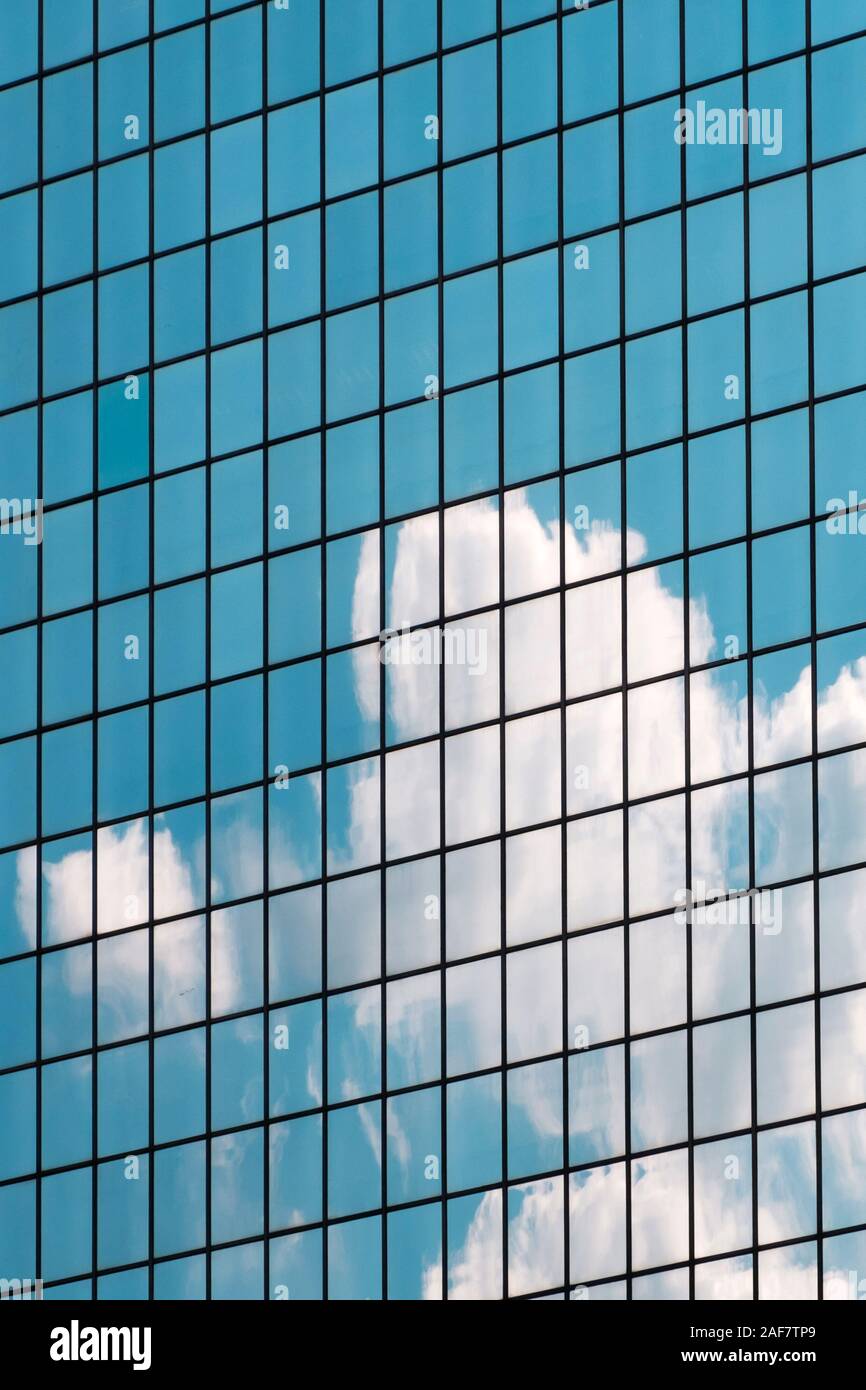 Blauer Himmel und Cloud Reflexion in modernen Büro gebäude Glasfassade Stockfoto
