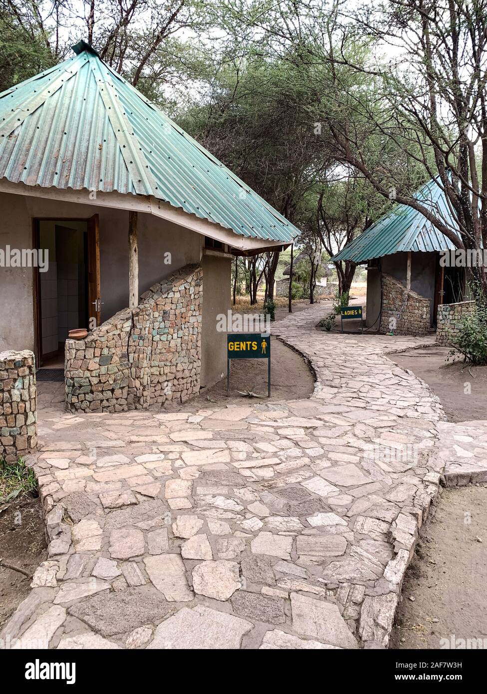 Tansania. Der Tarangire. Sanitäre Einrichtungen Eingang zum Park. Stockfoto