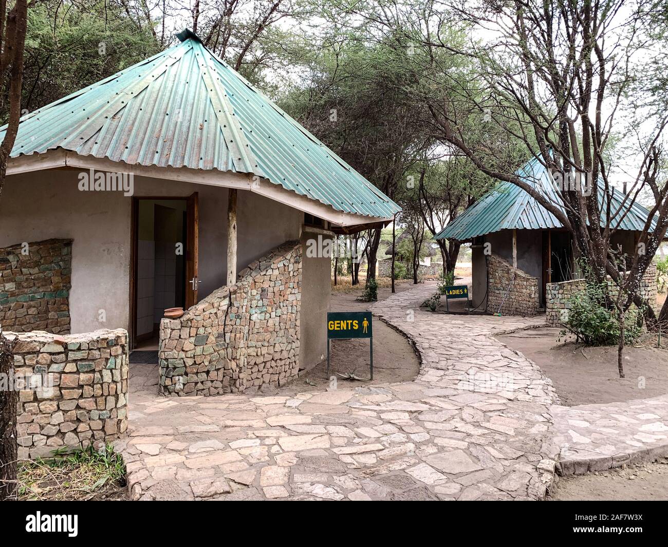 Tansania. Der Tarangire. Sanitäre Einrichtungen Eingang zum Park. Stockfoto