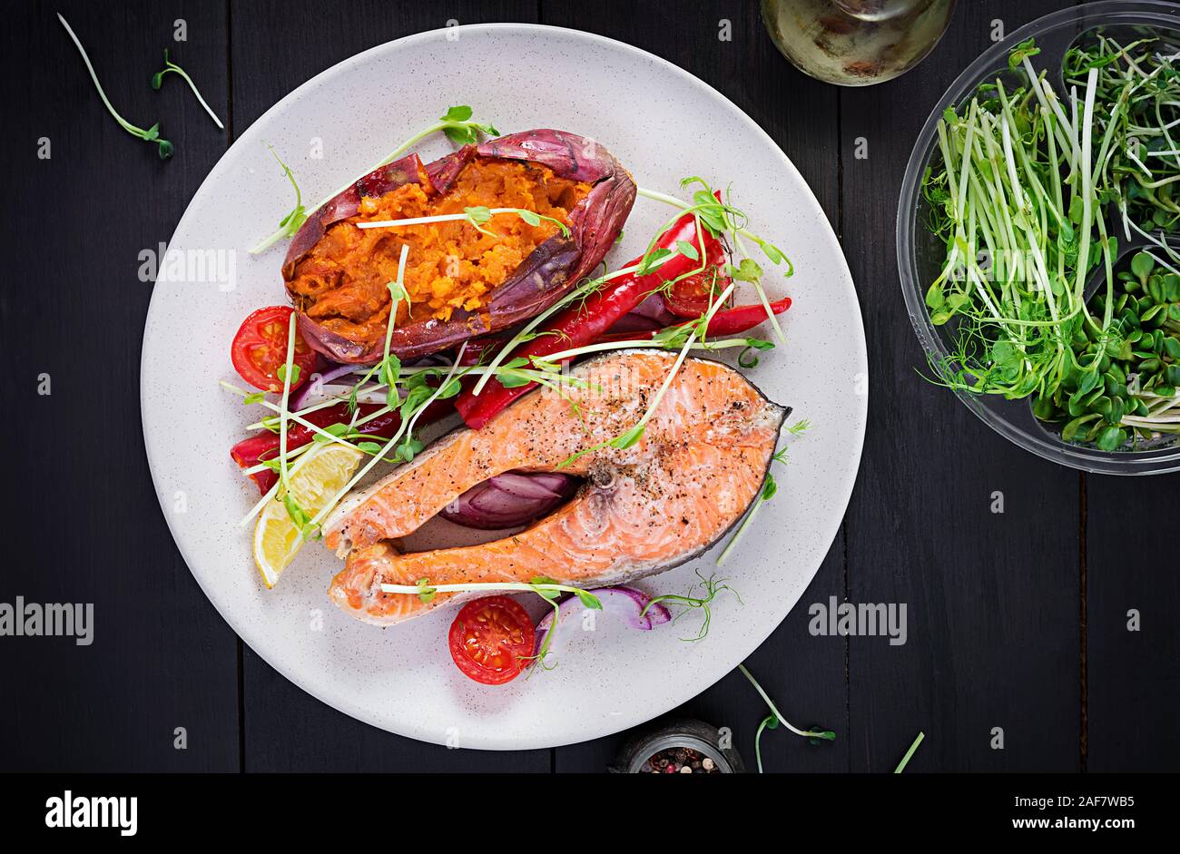 Gesund essen: gebackene Lachs und süße Kartoffeln und Gemüse. Ansicht von oben und Overhead. Diätmenü. Platz kopieren Stockfoto