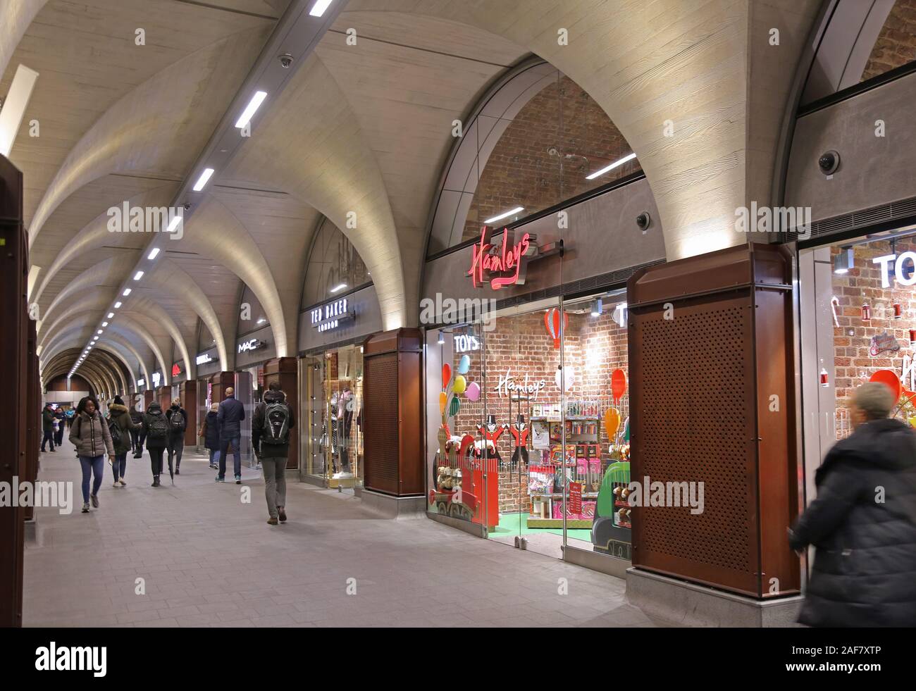 Die neue Einkaufspassage am Bahnhof London Bridge, London, UK. Läuft zwischen den U-ticket Halle und Main Line, Erdgeschoss Halle. Stockfoto