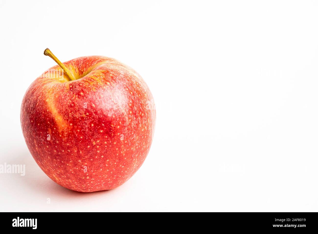 Ein frischer roter Apfel auf einem weißen Hintergrund. Stockfoto