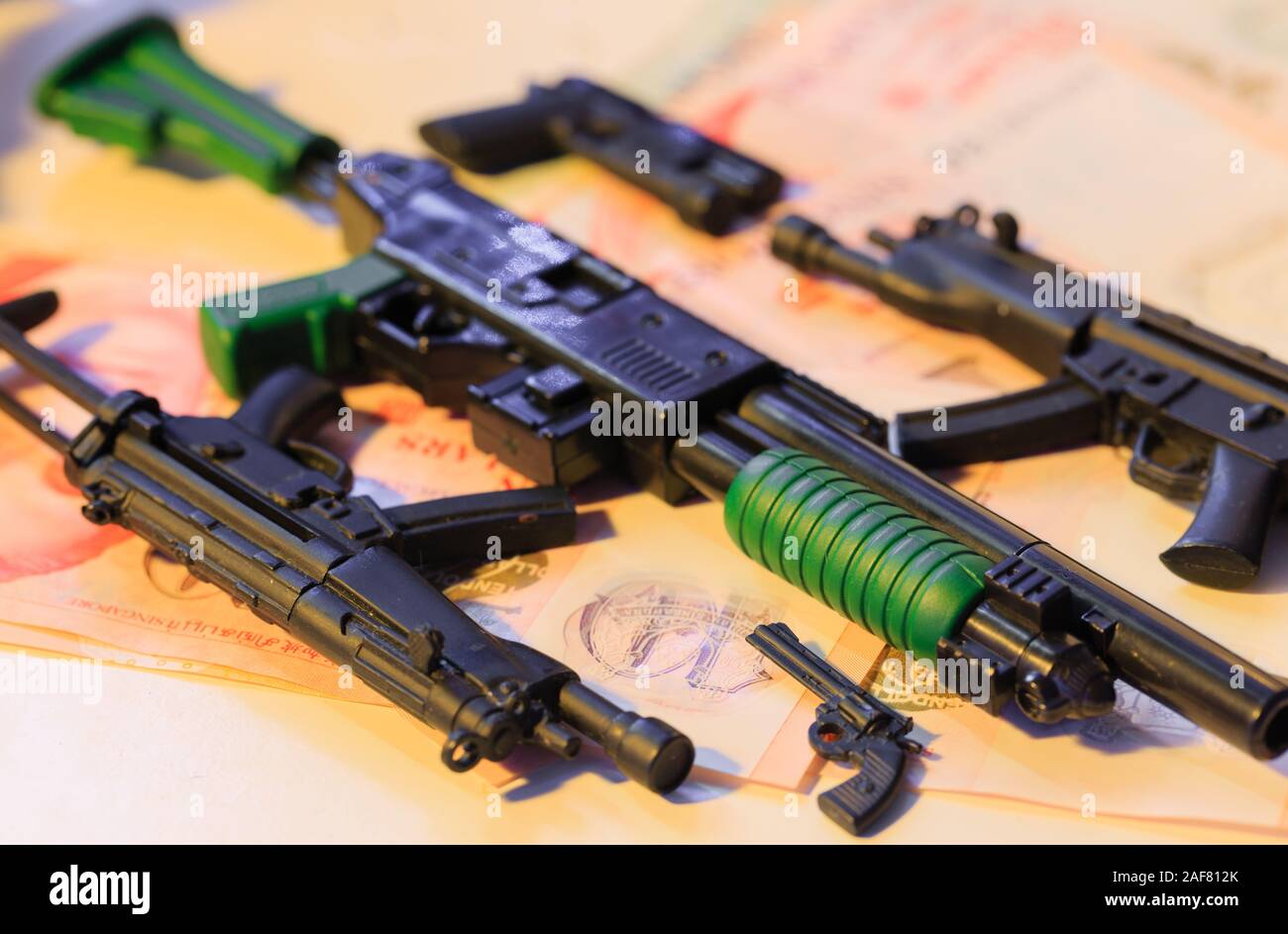 Spielzeugpistolen Aus Kunststoff Stockfotos Und Bilder Kaufen Alamy