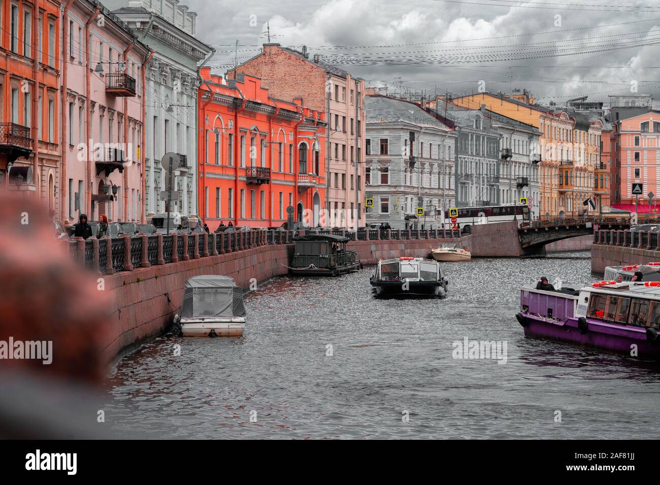Panorama auf Sankt Petersburg Ufer der Newa. Touristische und Sightseeing Konzept. Der wunderschöne St. Petersburg zu jeder Jahreszeit. Stockfoto