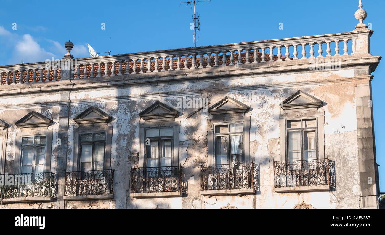 Tavira, Portugal - 30. April 2018: Typisches Haus Architektur Detail im historischen Stadtzentrum an einem Frühlingstag Stockfoto