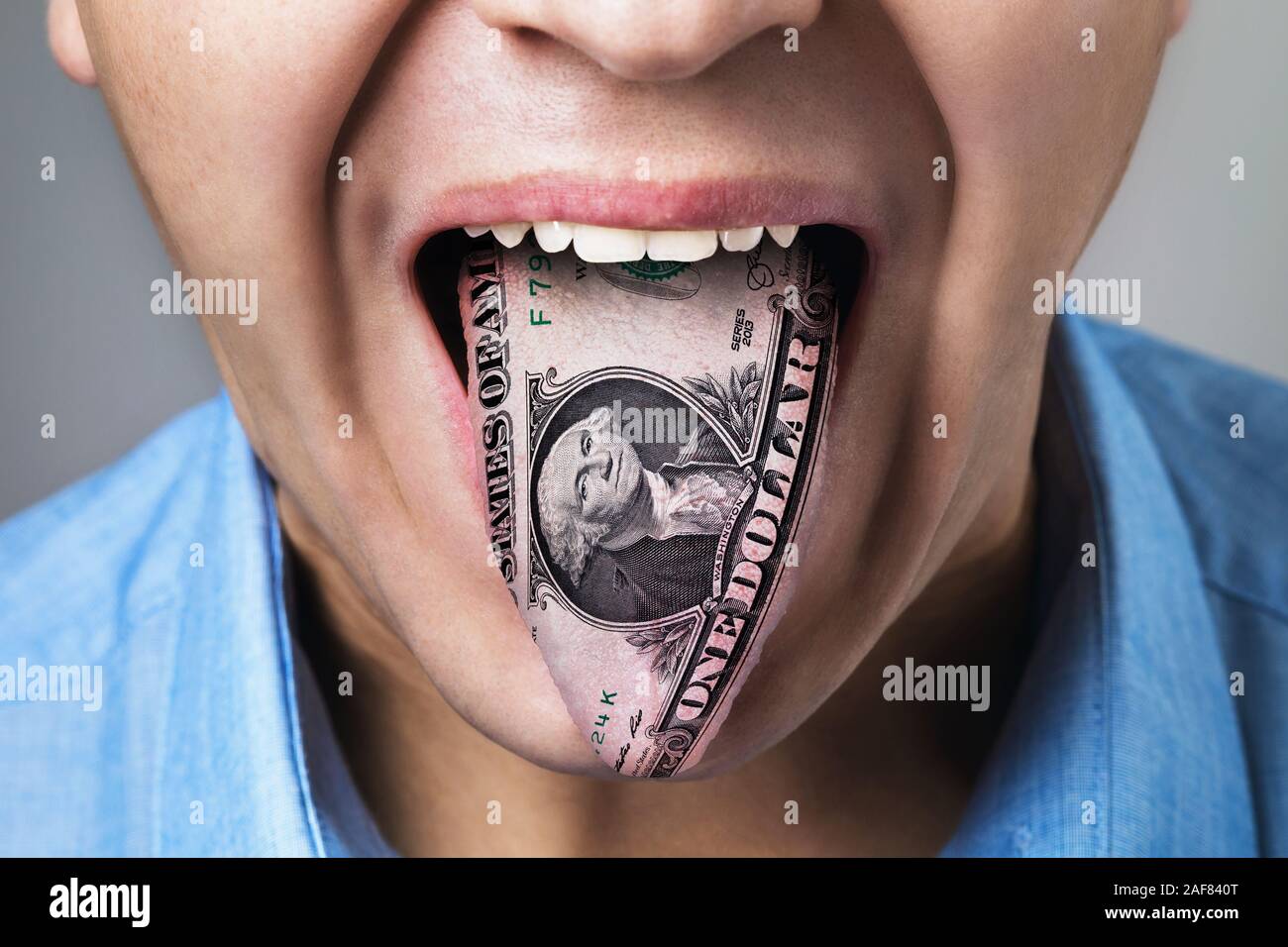 Textur von amerikanischem Geld in der menschlichen Zunge. Konzept zum Thema: Sprache ist ein Mittel, eine öffentliche Person Stockfoto Textur von amerikanischem Geld in der menschlichen Zunge. Konzept zum Thema: Sprache ist ein Mittel, eine öffentliche Person Stockfoto