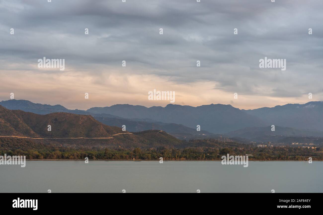 Tarbela See- und Berglandschaft, tarbela Dam Ghazi, KPK, Pakistan Stockfoto