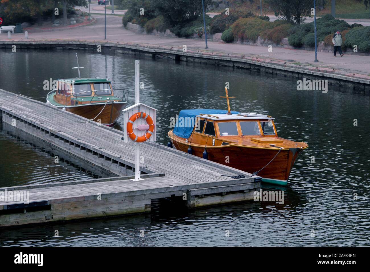 Kleine hölzerne Yacht günstig an Durchbohren in Finnland in der Nähe der Flussufer. Anreise mit Wasser. Urlaub in Meer, im Golf von Finnland Stockfoto