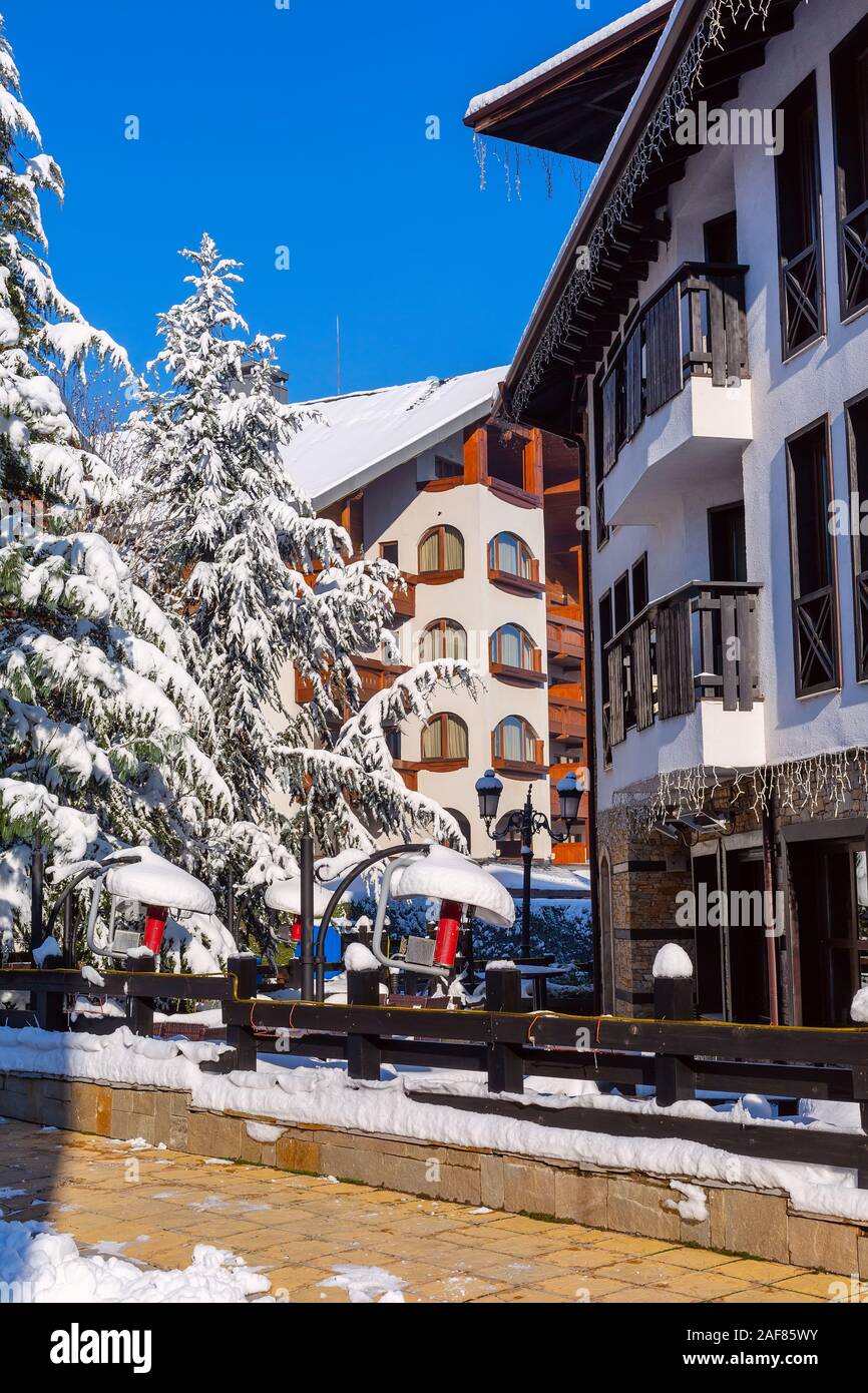 Bansko, Bulgarien Pirin Street winter Aussicht, schöne Häuser in der bulgarischen Skigebiet Stockfoto