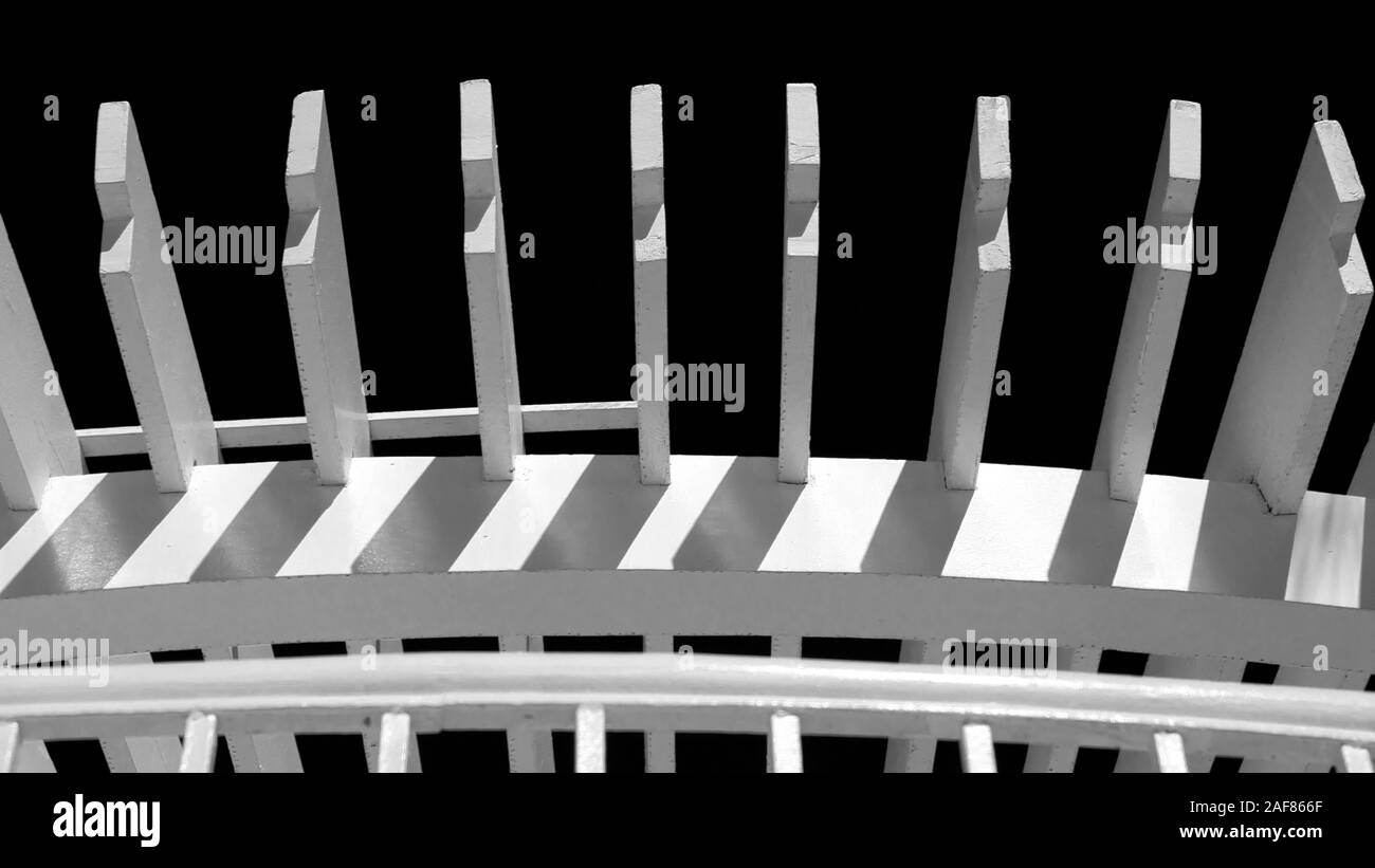 Dachkonstruktion, architektonische Muster für die südlichen Länder mit Blick auf den Himmel. Geometrie Formen der Abstraktion. Stockfoto