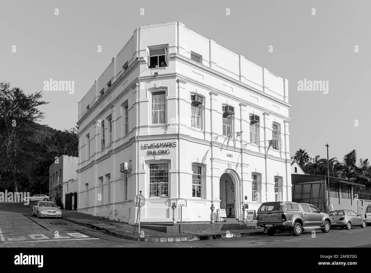BARBERTON, SÜDAFRIKA - Mai 2, 2019: eine Straße, Szene, mit der historischen Lewis und Marken Gebäude und Fahrzeuge, in Barberton in der Provinc Mpumalanga Stockfoto