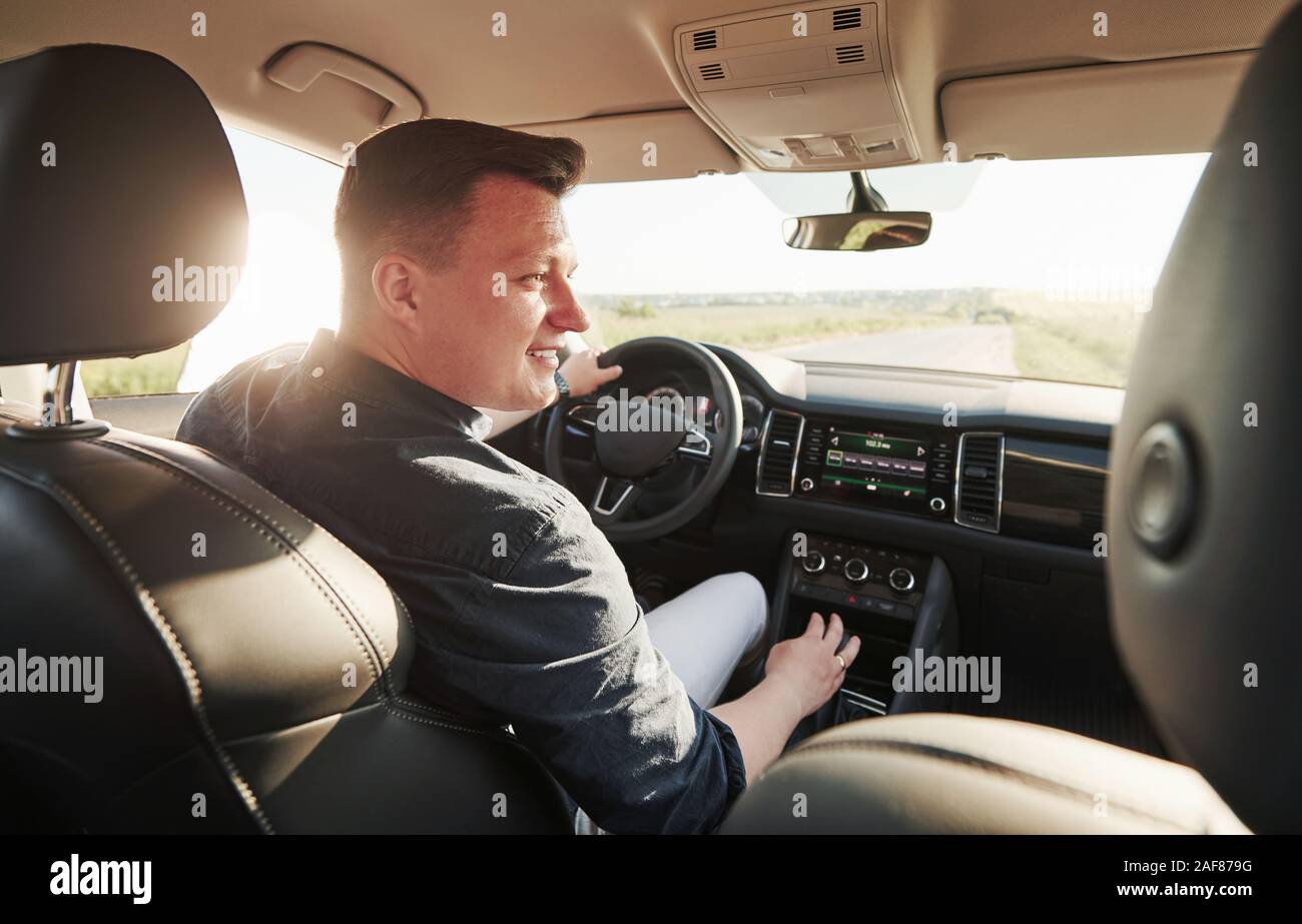 Fahrer fühlt sich gut in seinem neuen Auto. Reiten auf sonnigen Tag Stockfoto