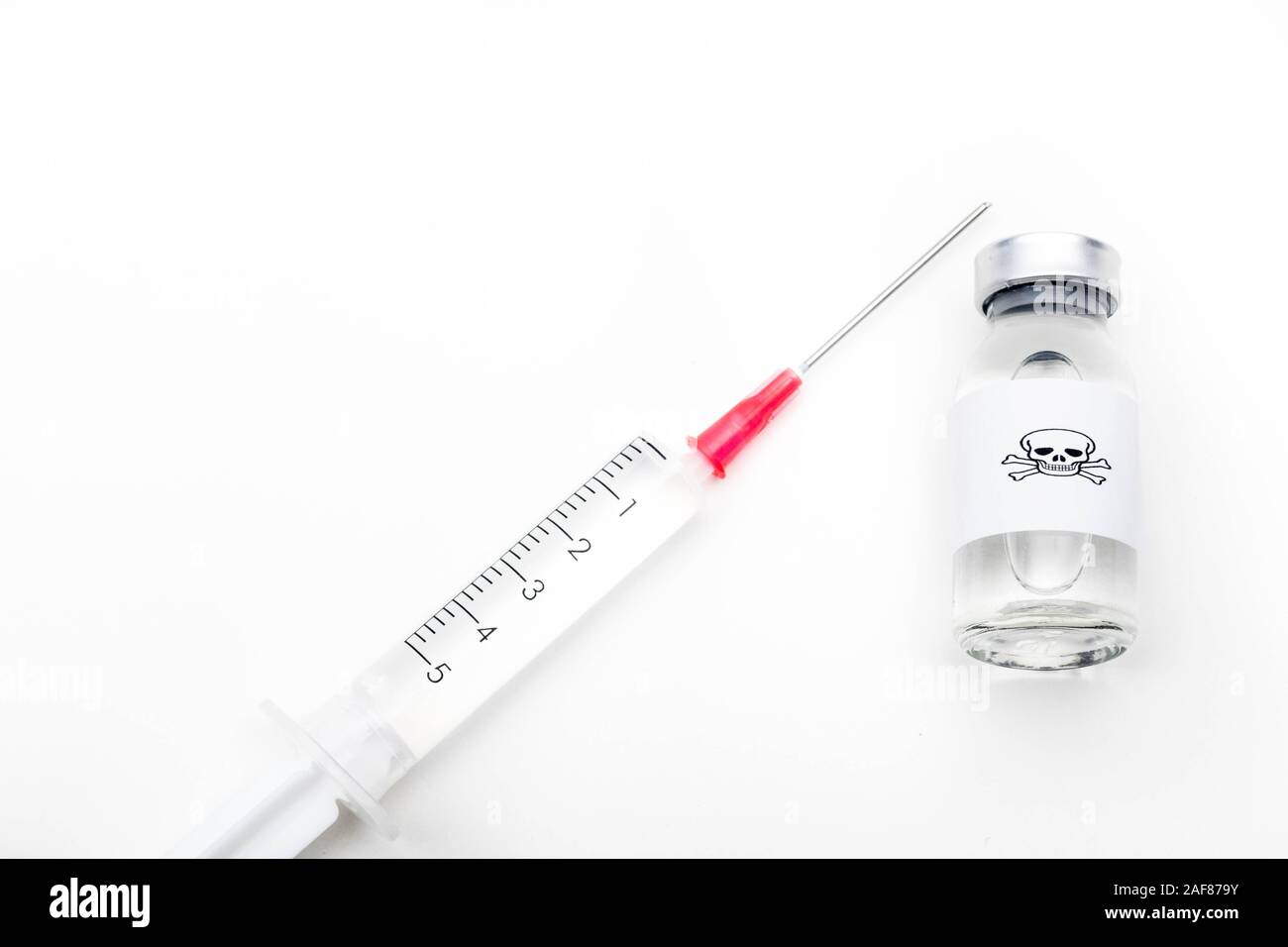 Ein Glas medizinische Durchstechflasche mit einem Totenkopf auf weißem Hintergrund mit einem Schild Stockfoto